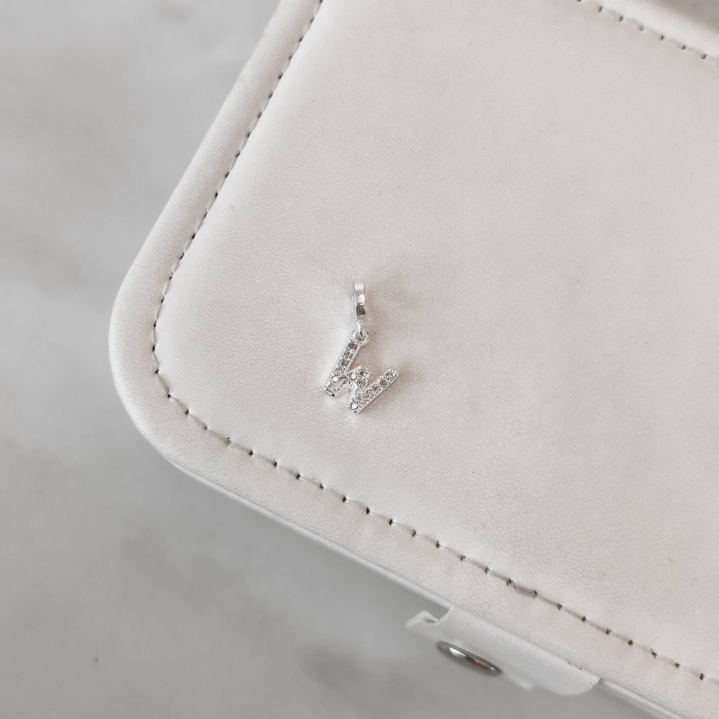 Imagem Secundária Berloque pingente letra W cravejada 10mm