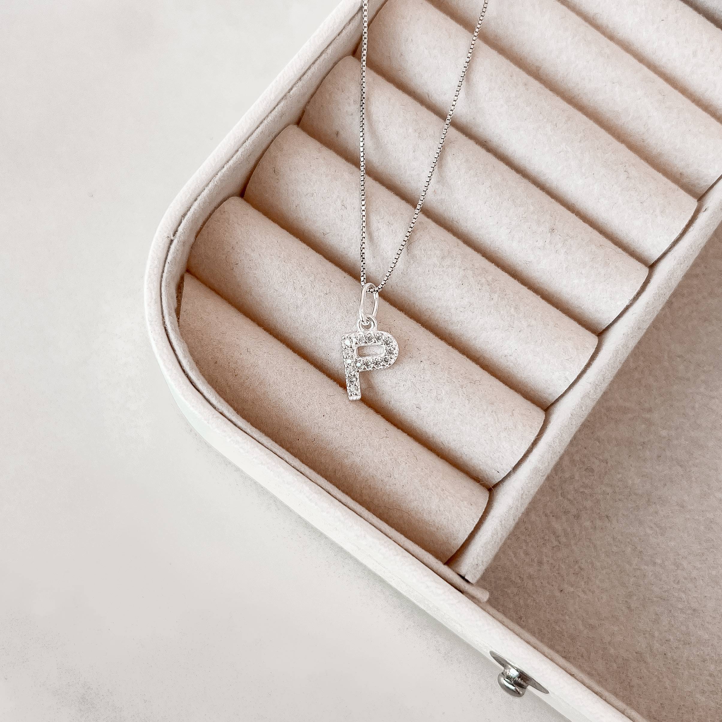 Imagem Colar pingente letra P cravejada 10mm 45cm