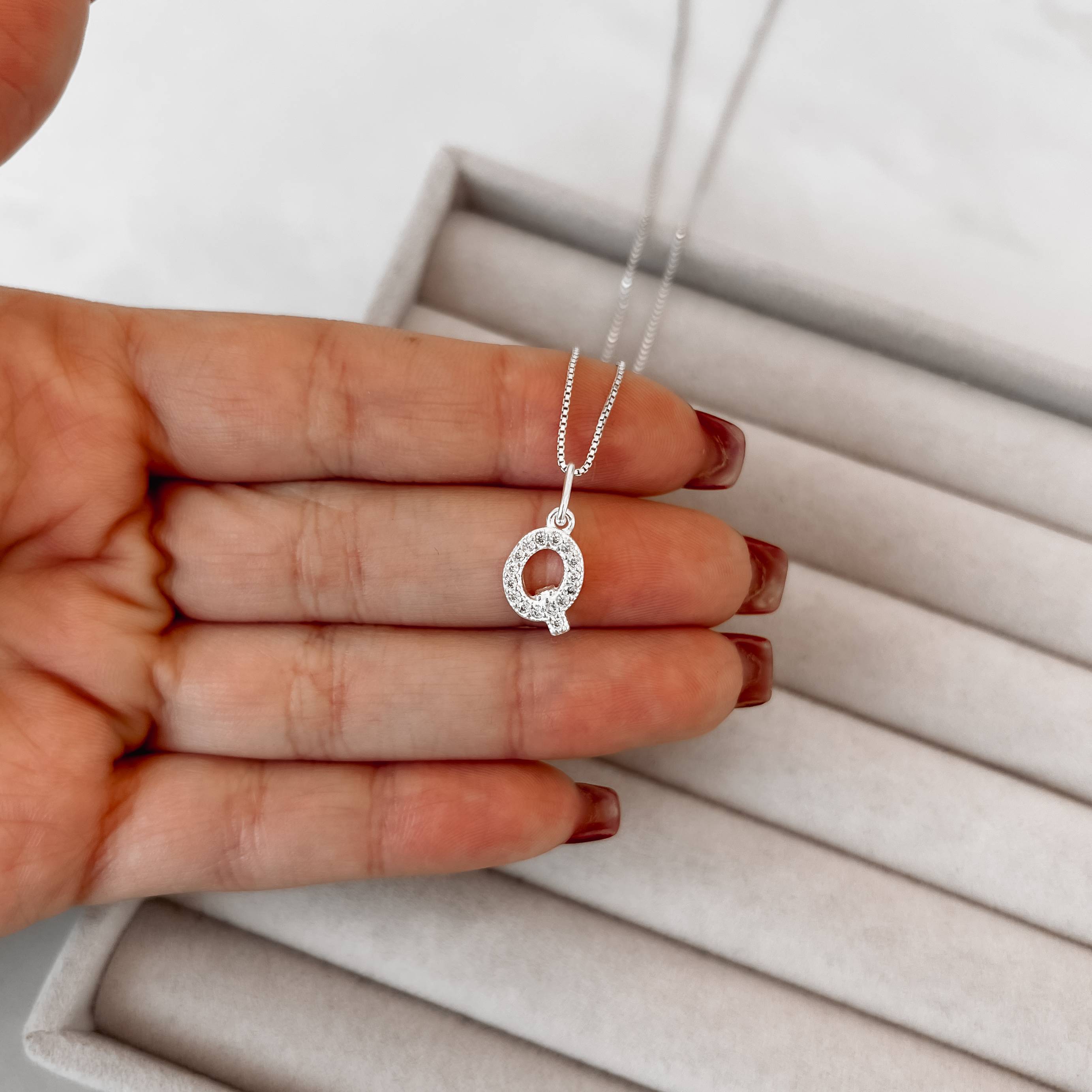 Imagem Colar pingente letra Q cravejada 10mm 45cm