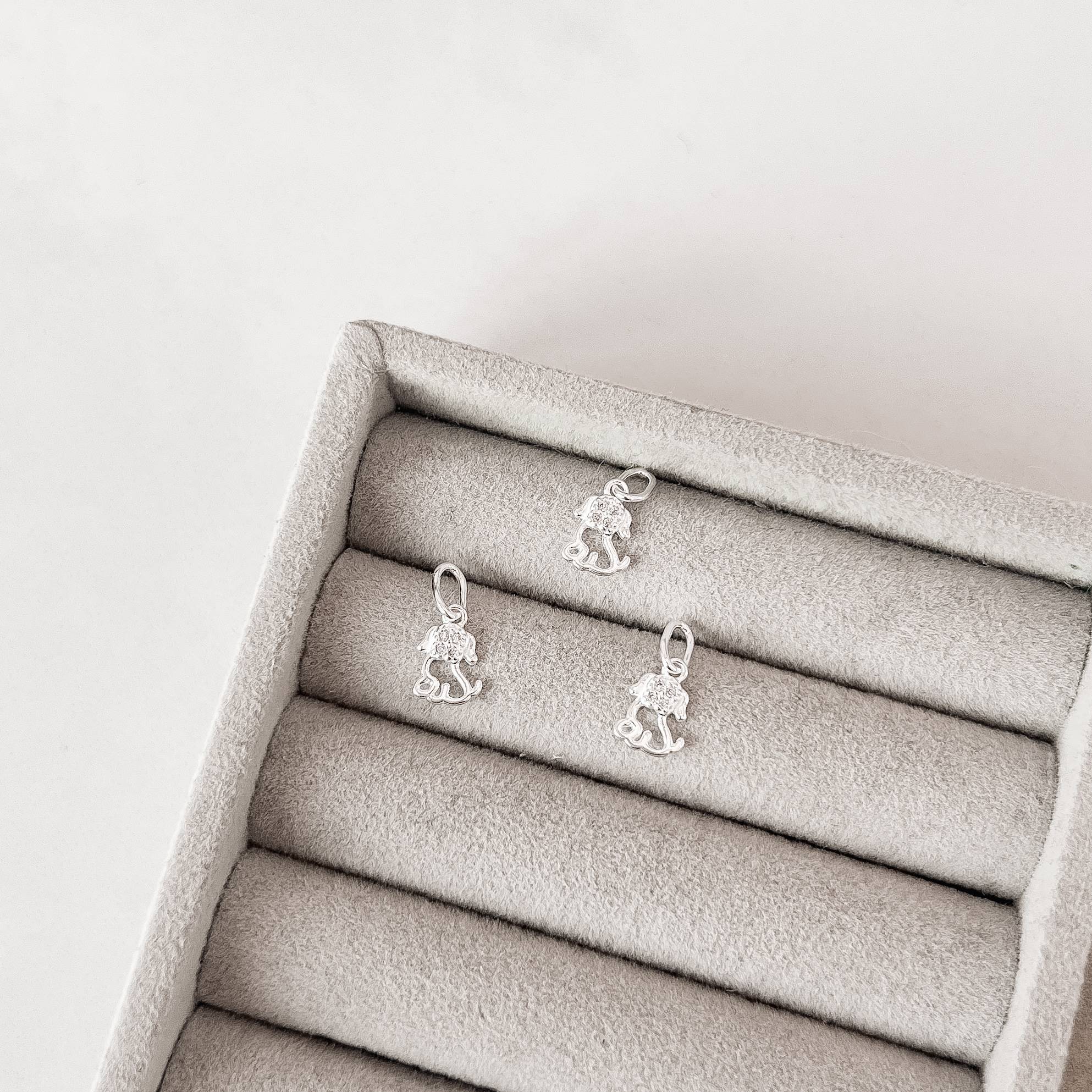 Imagem Pingente cachorro vazado com zircônias 7mm