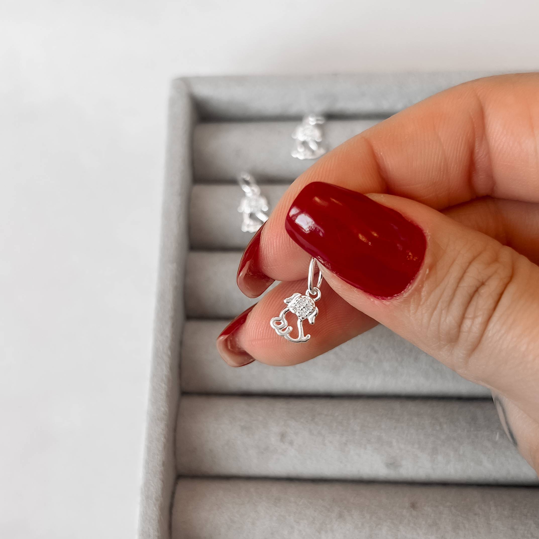 Imagem Secundária Pingente cachorro vazado com zircônias 7mm