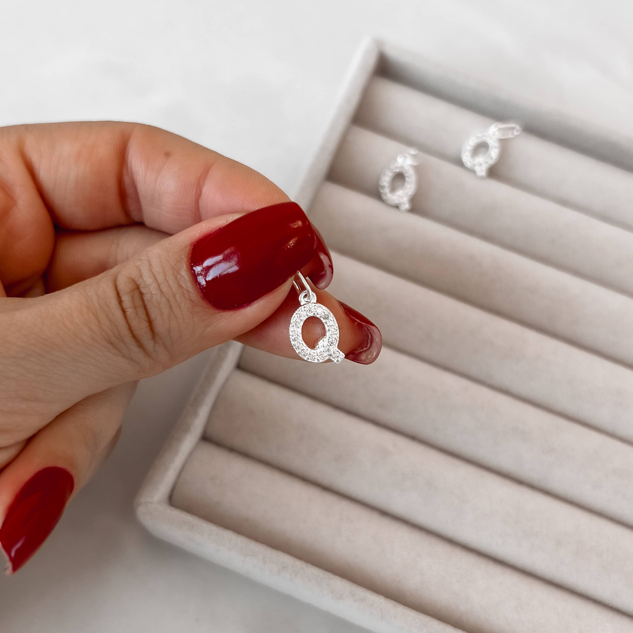 Imagem Secundária Pingente letra Q cravejada 10mm