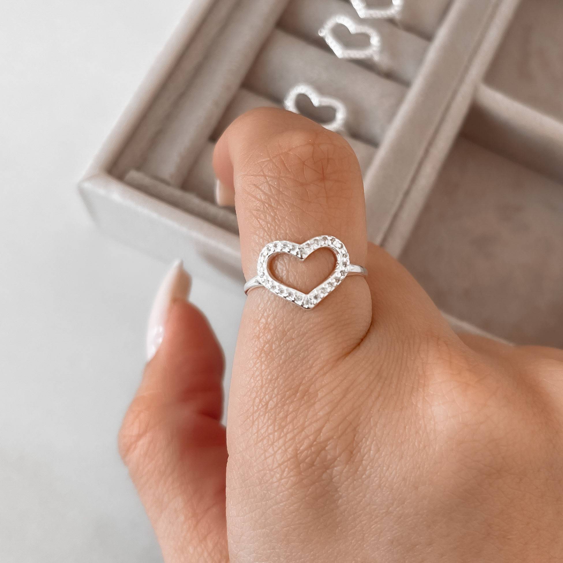 Imagem Anel coração vazado cravejado 13mm