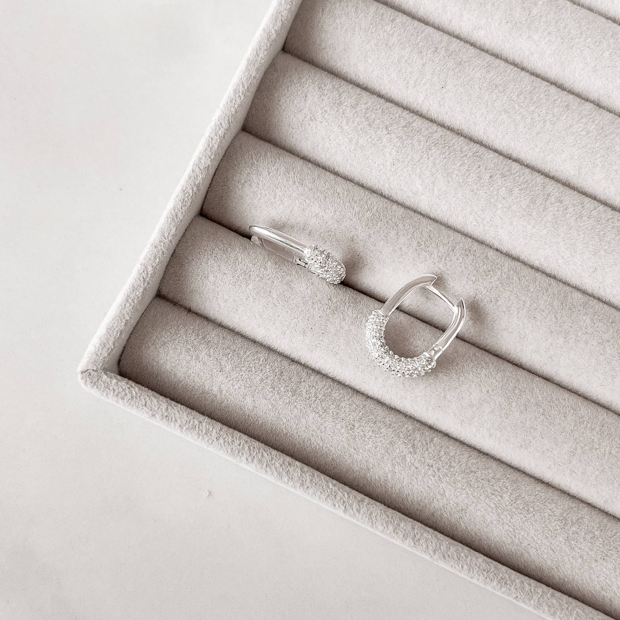 Argola click oval com cravejado 17mm