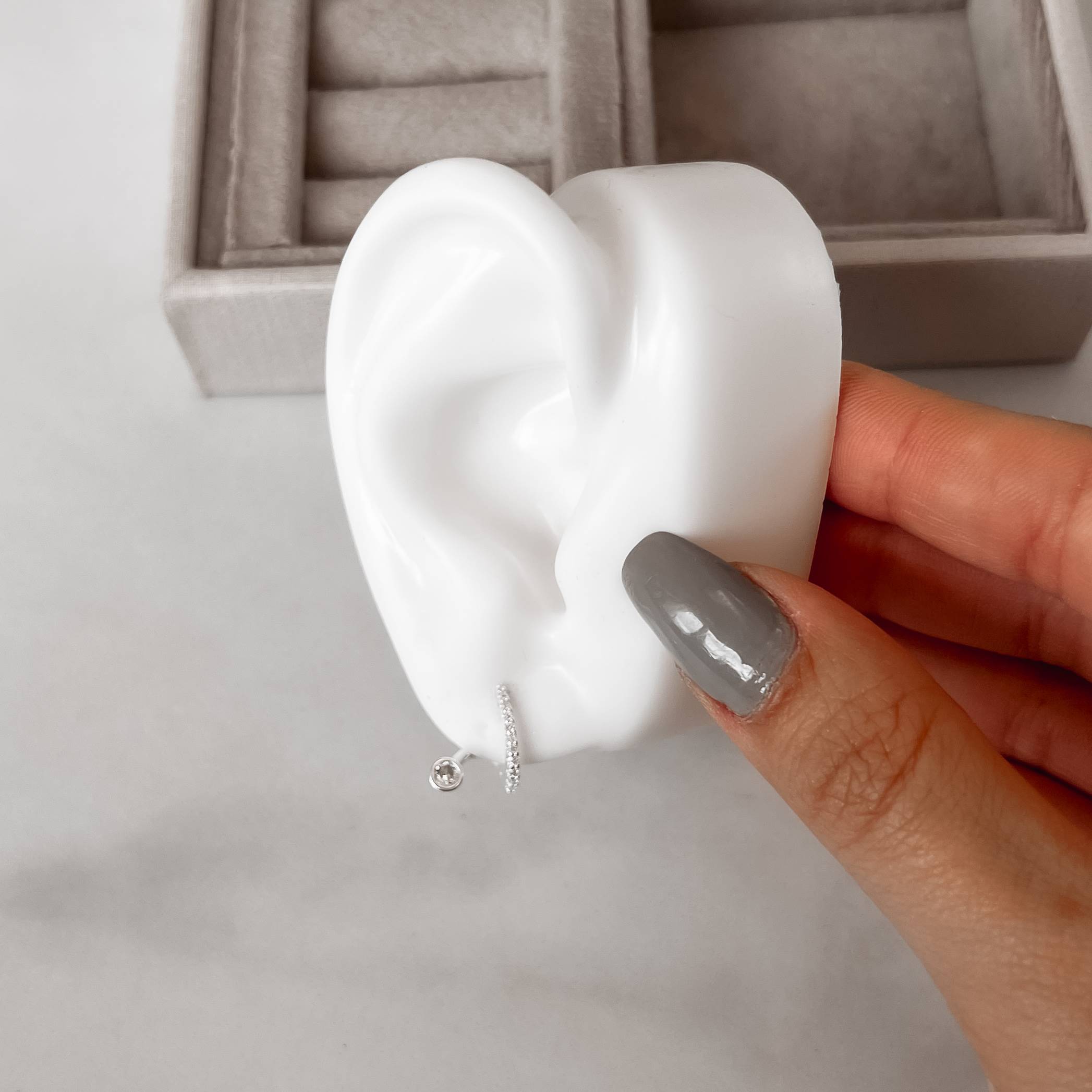 Argola oval cravejada e zircônia 13mm tarraxa