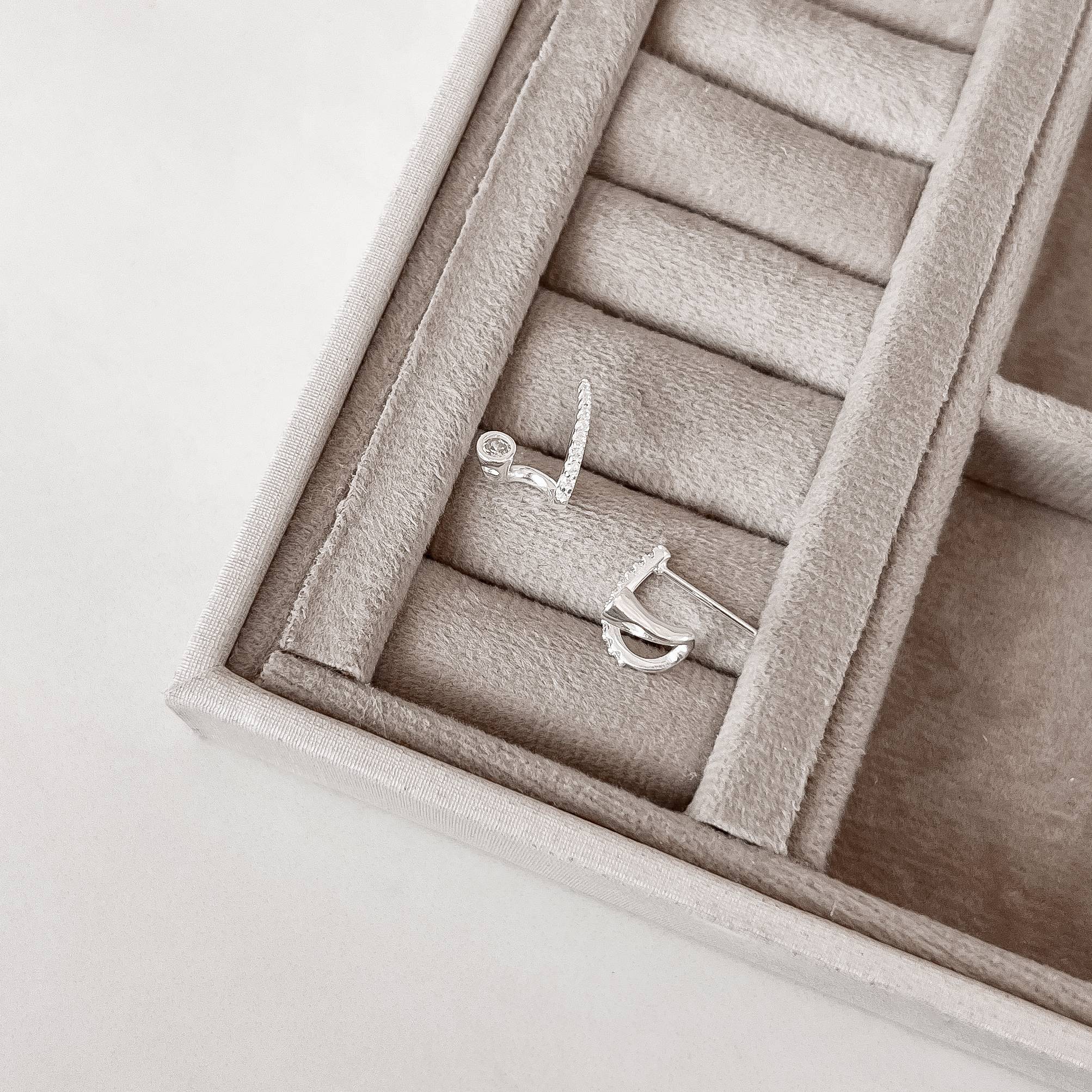 Imagem Secundária Argola oval cravejada e zircônia 13mm tarraxa