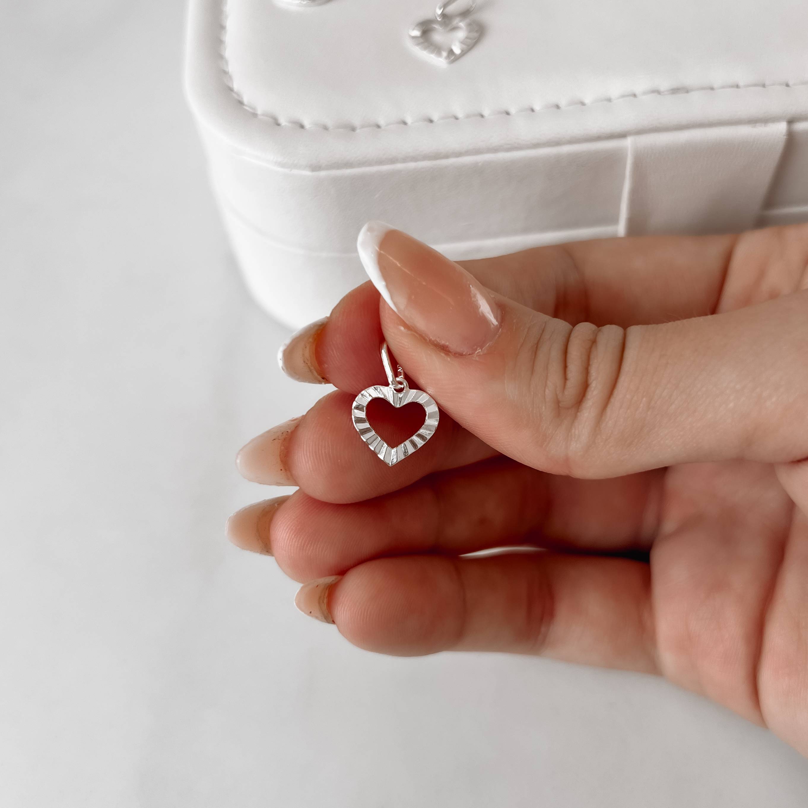 Imagem Secundária Pingente coração vazado desenhado 11mm