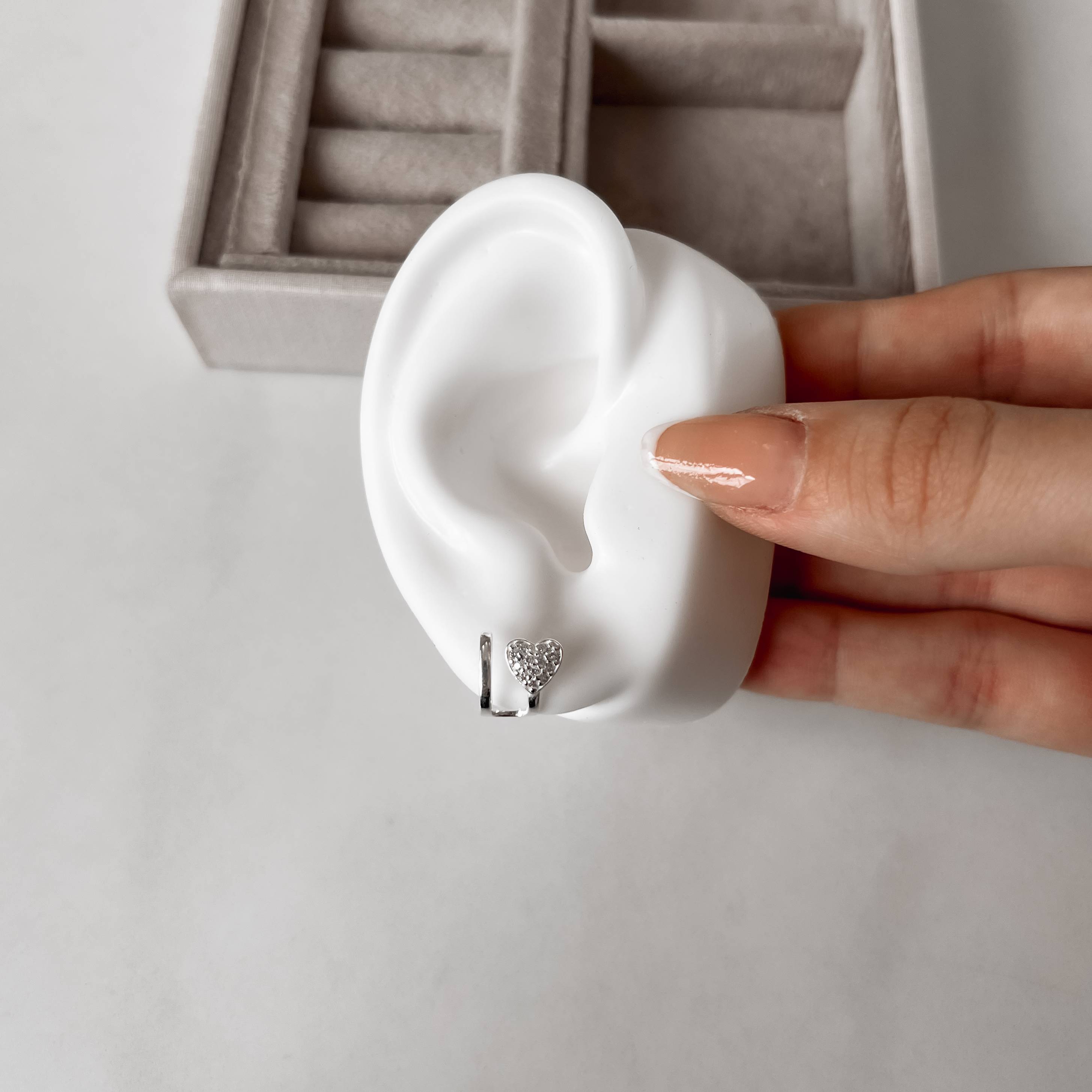 Brinco 2 voltas com coração cravejado 10mm