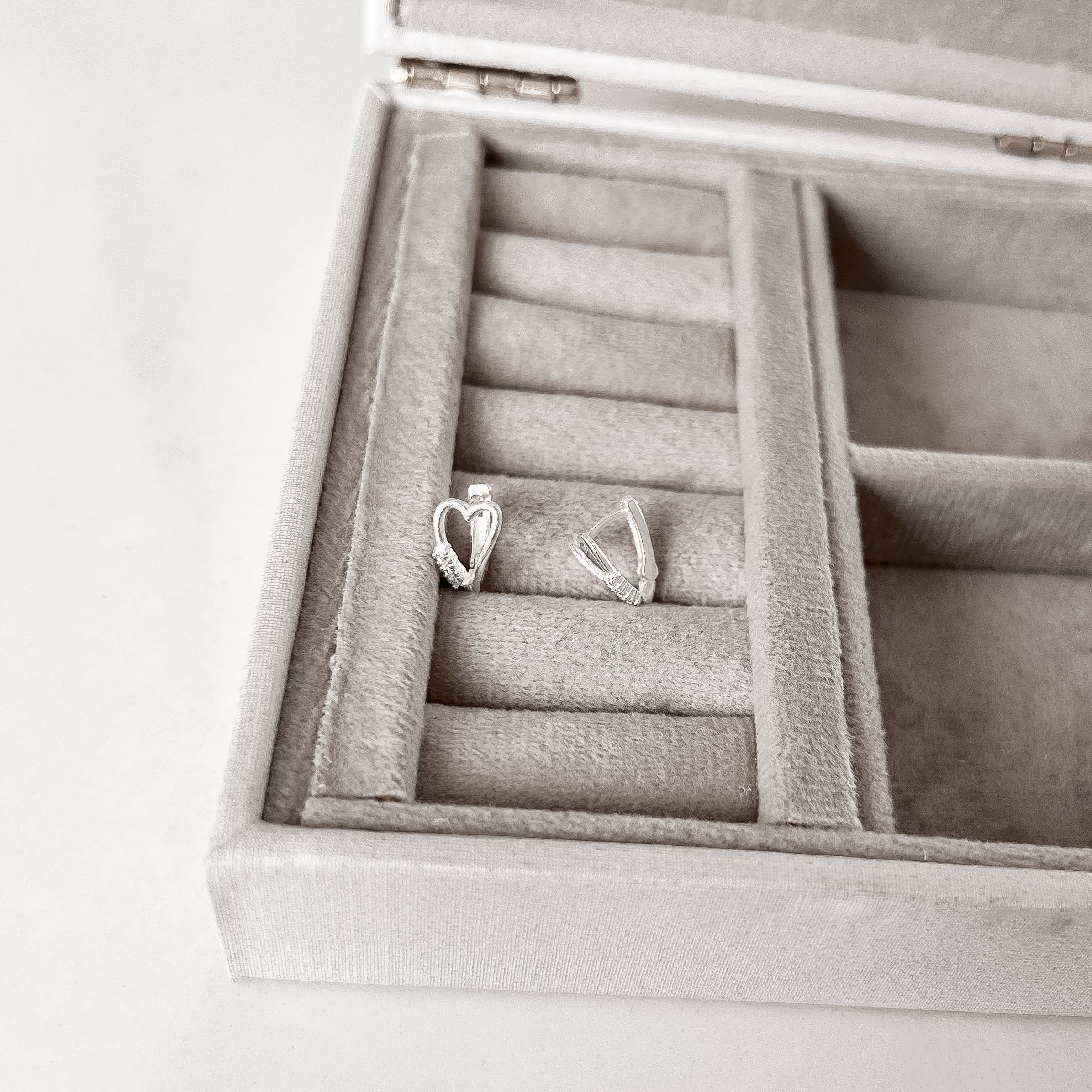 Argola click coração vazado com zircônias 12mm