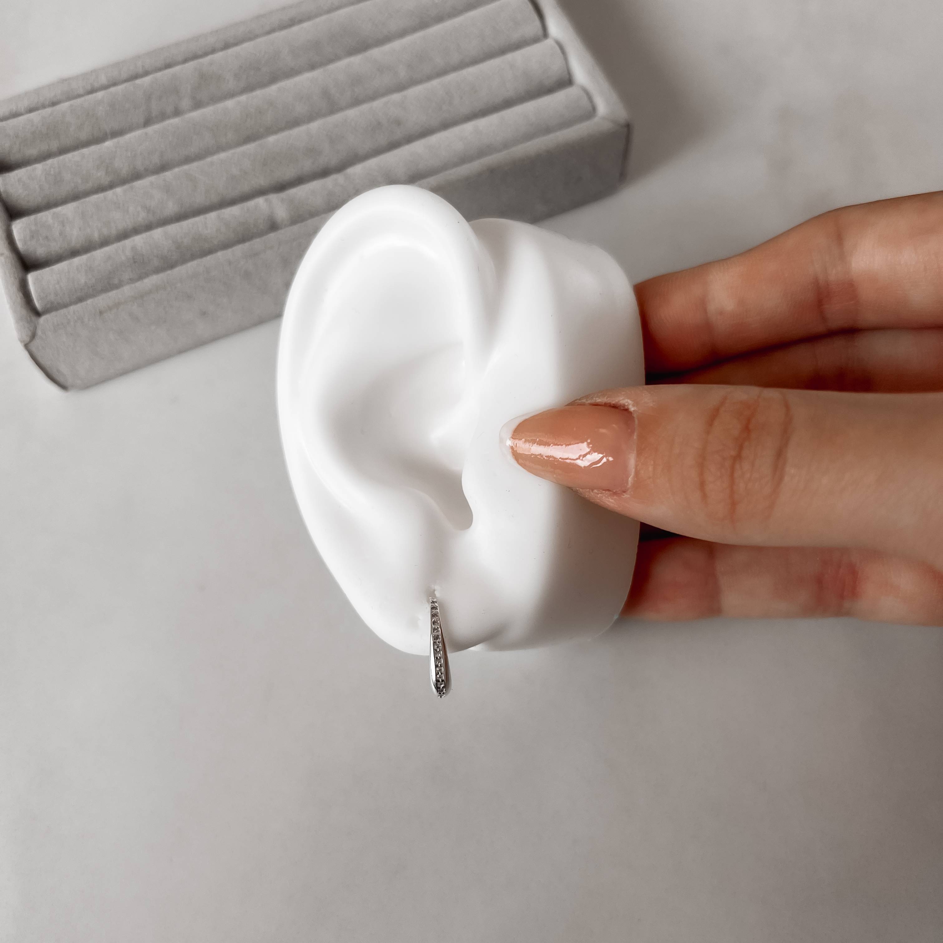 Argola oval cravejada 15mm tarraxa