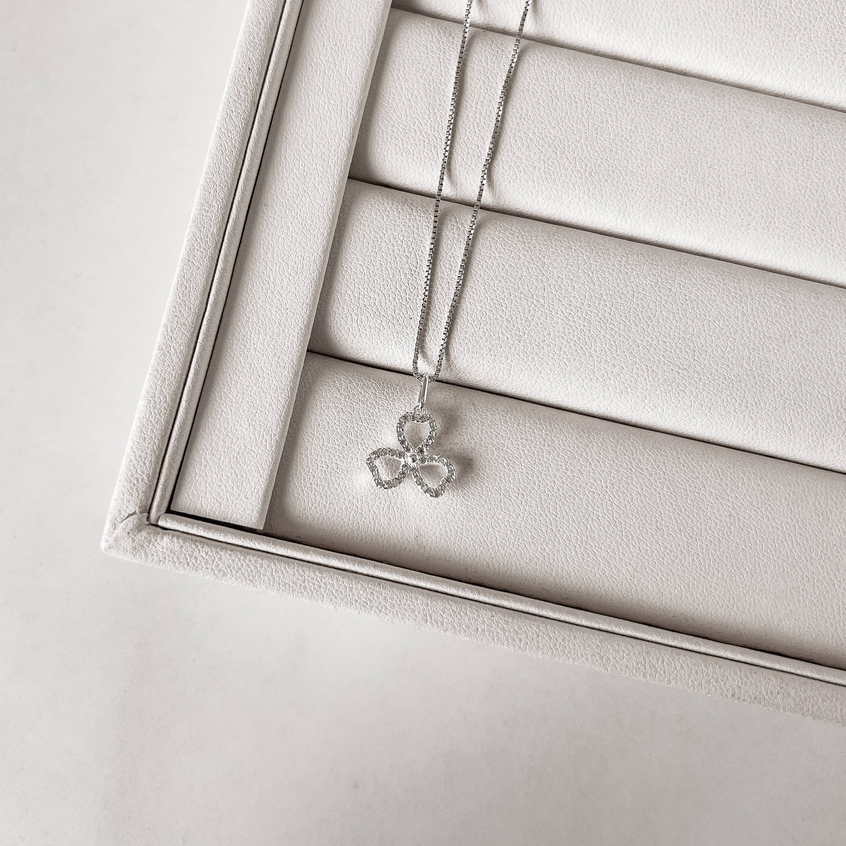 Imagem Colar pingente trevo vazado cravejado 12mm 45cm