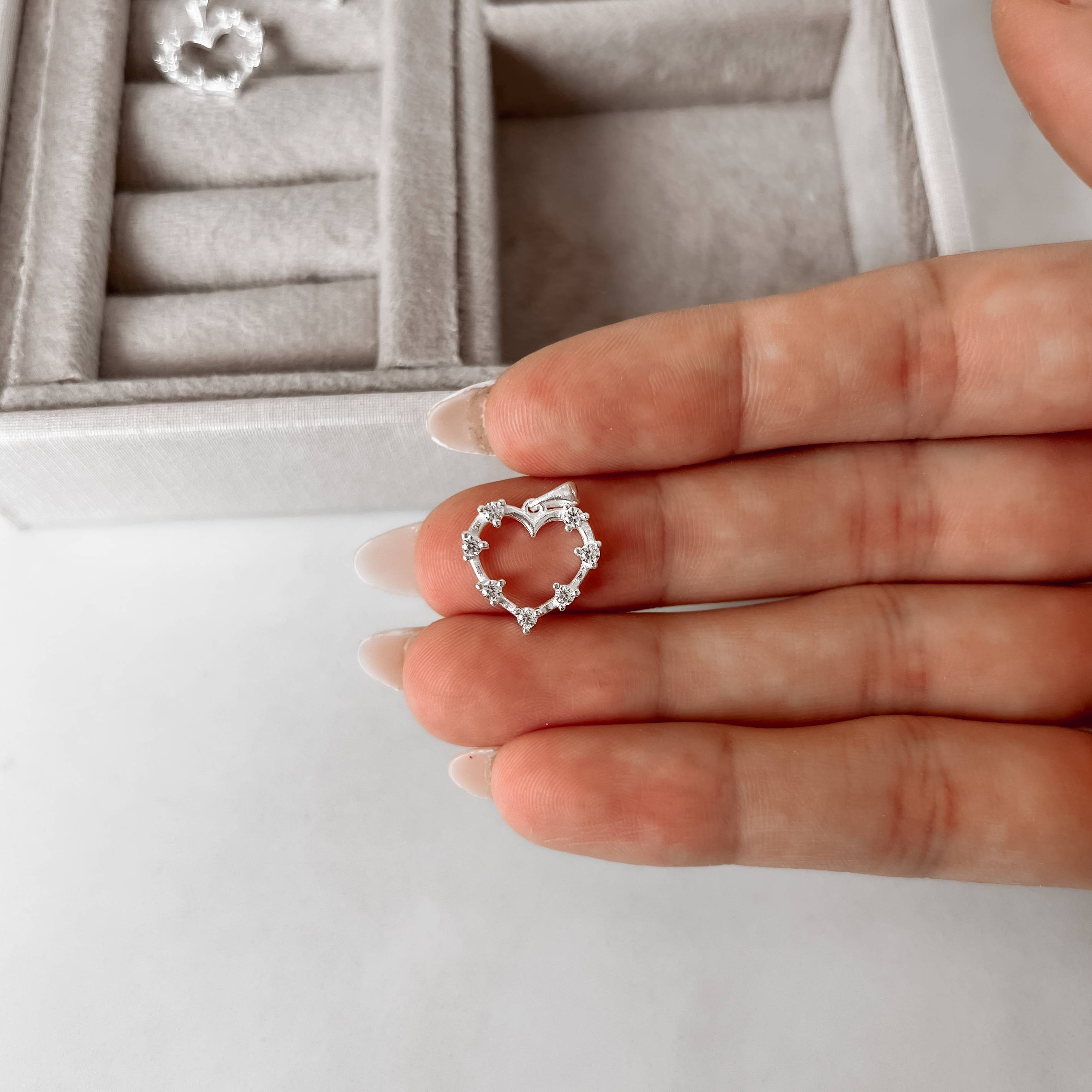 Imagem Secundária Pingente coração vazado com zircônias 14mm