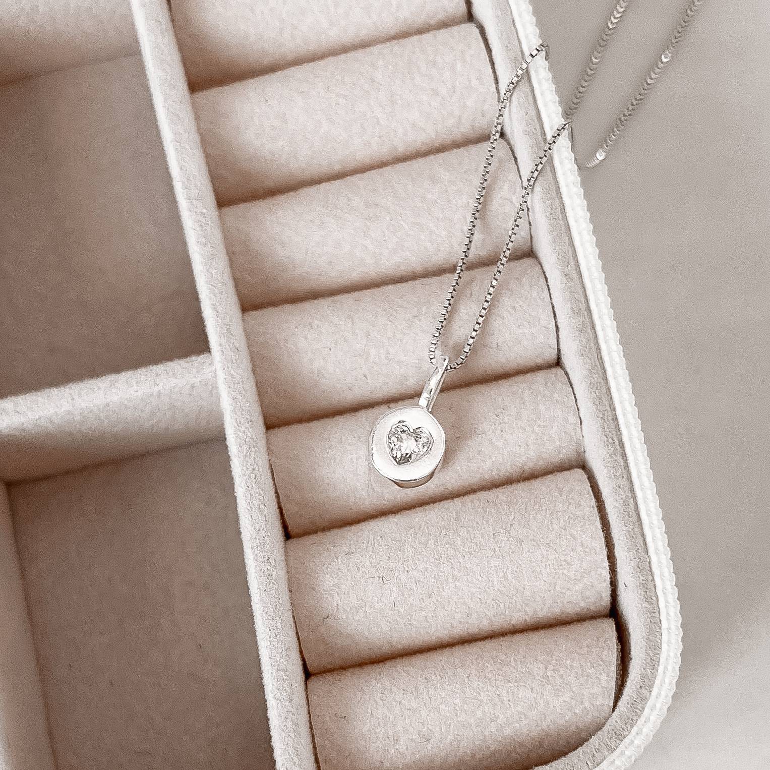 Imagem Colar pingente medalha zircônia coração 8mm 40cm