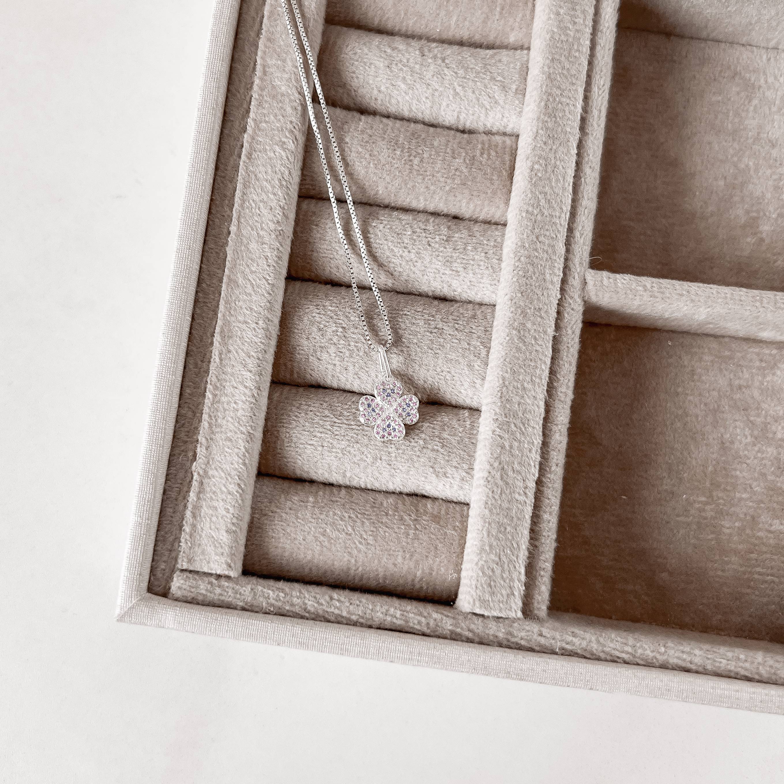 Imagem Colar pingente trevo cravejado rosa e lilás 9mm 40cm