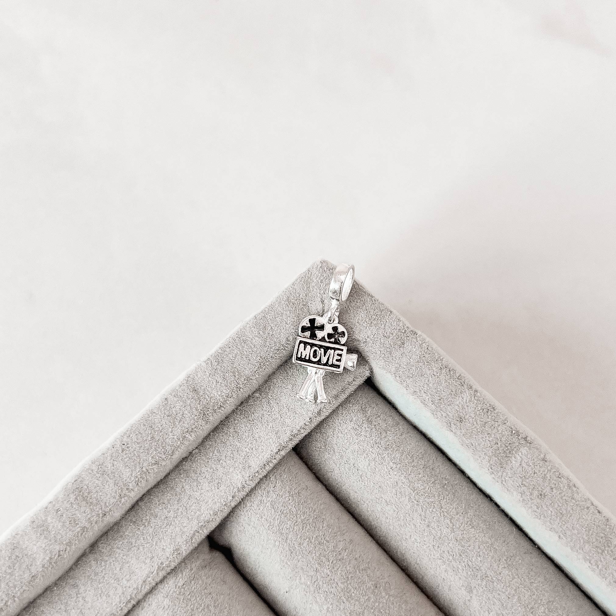 Imagem Secundária Berloque pingente câmera escrito movie resina 13mm