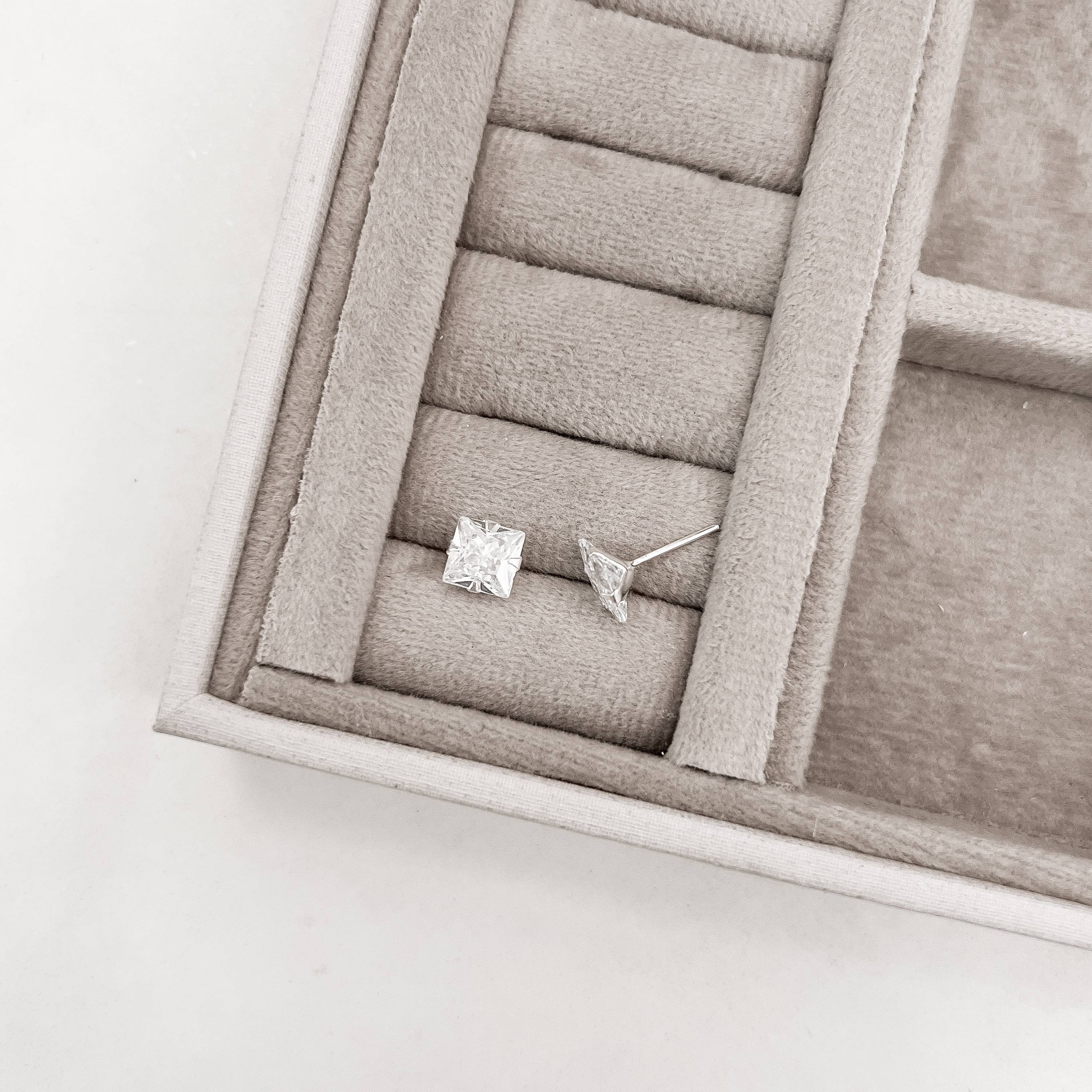 Brinco zircônia quadrada cristal 7mm