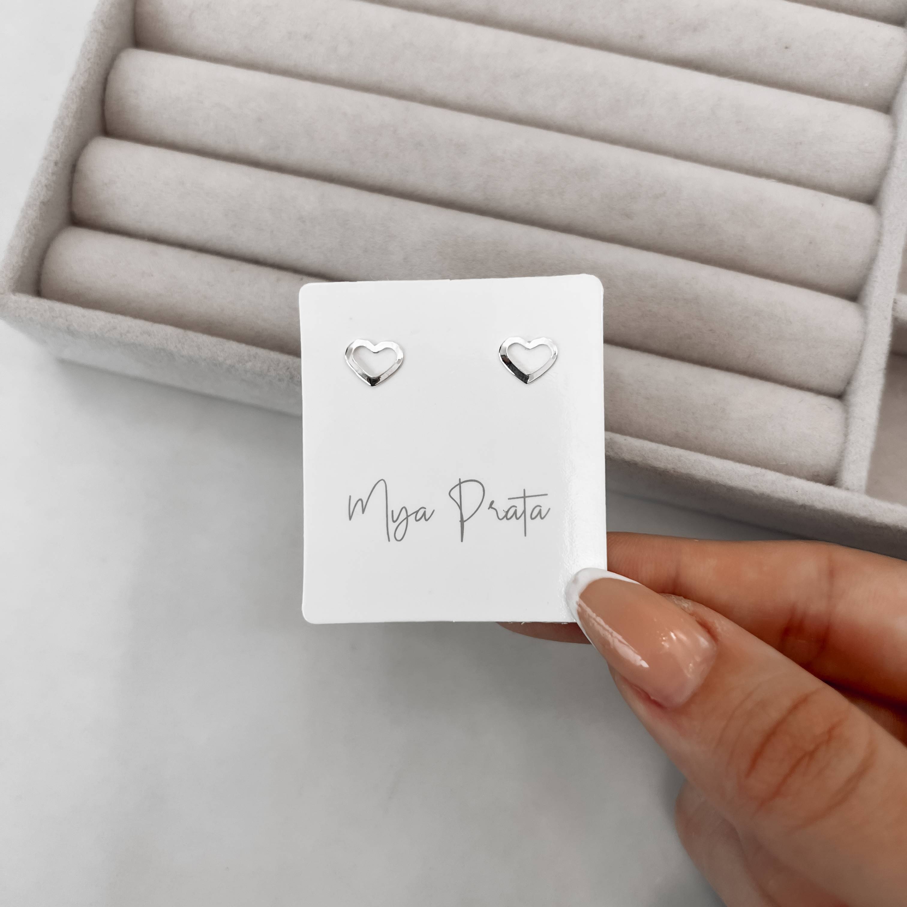 Brinco coração liso vazado 8mm