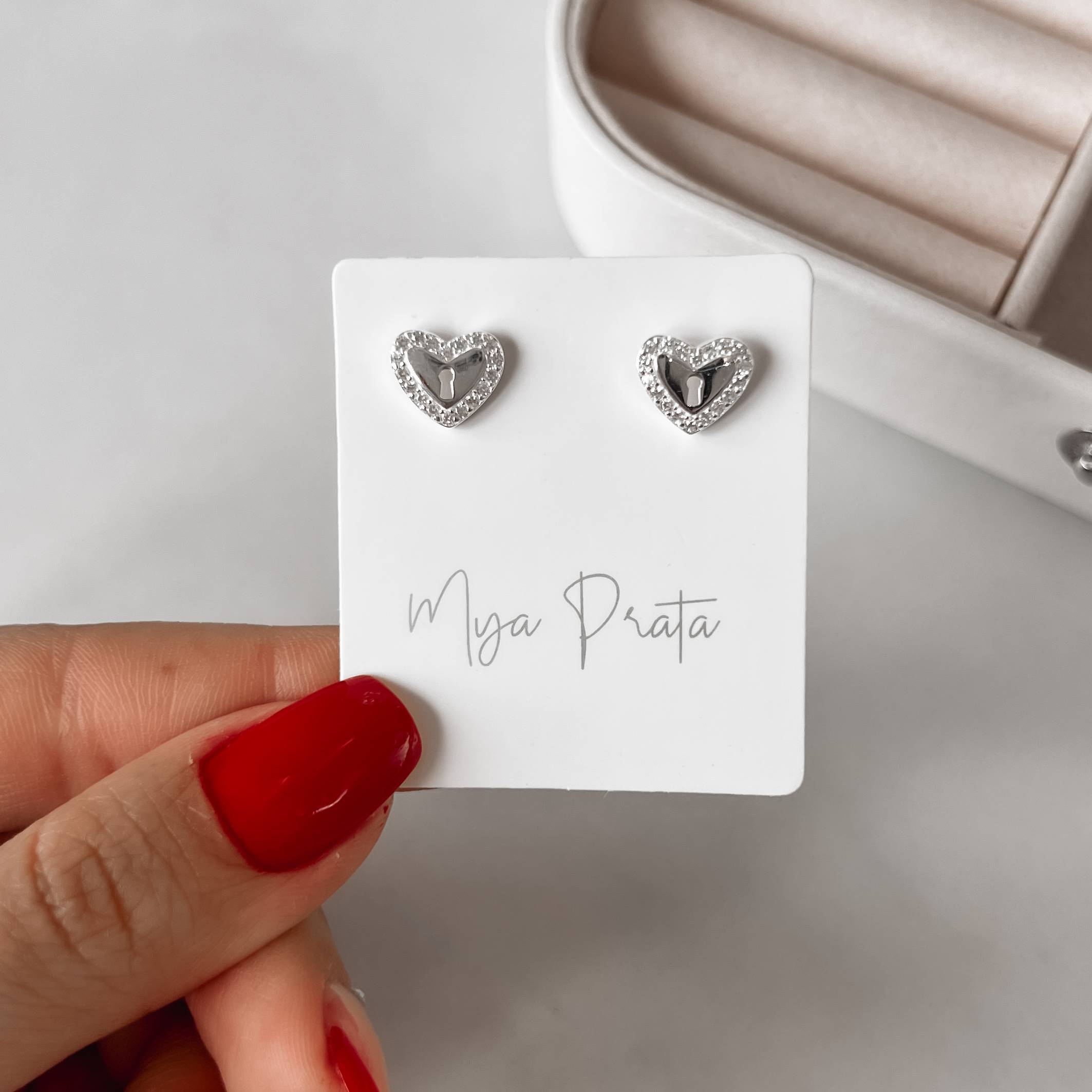 Brinco cadeado coração borda cravejada 10mm