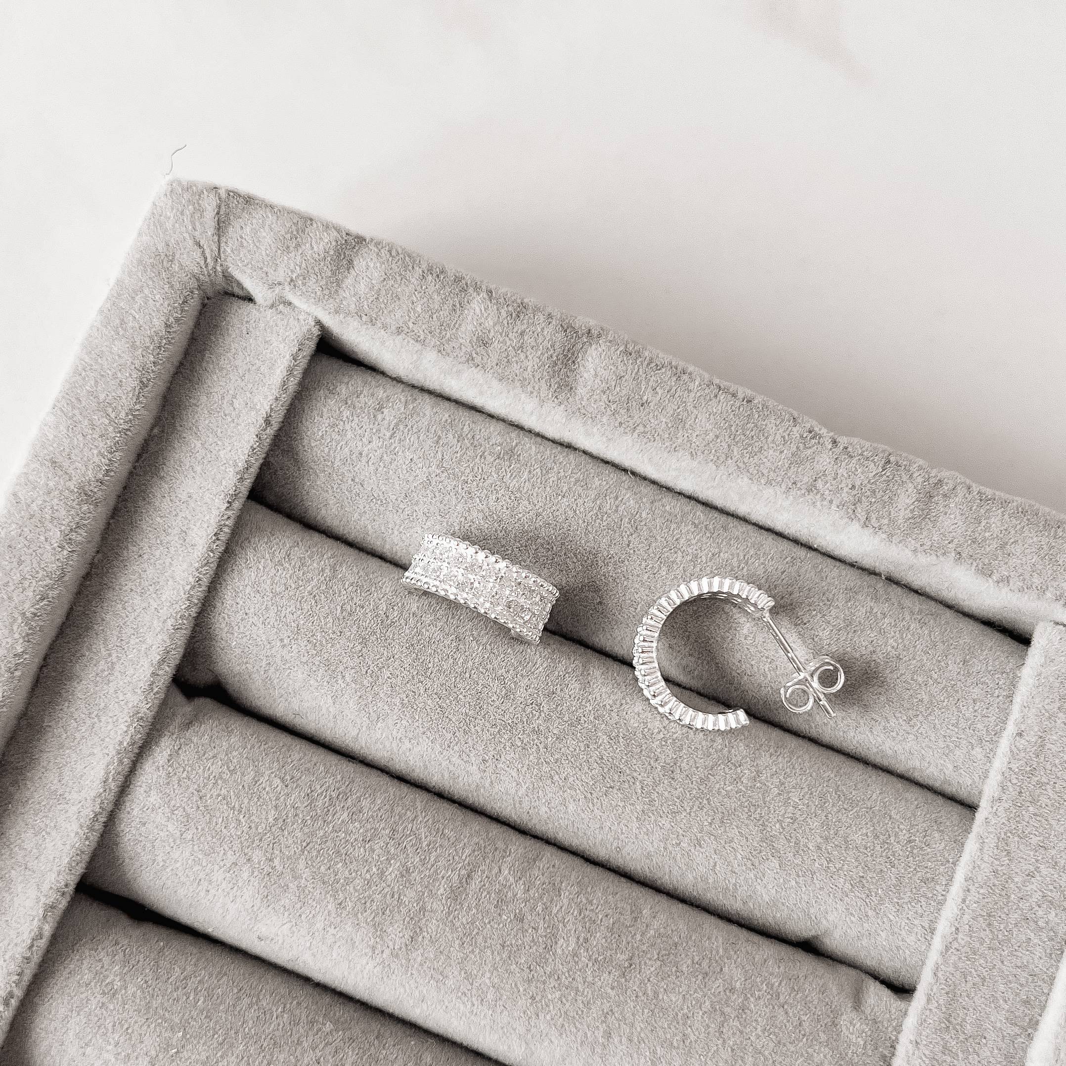 Argola larga cravejada 14mm tarraxa