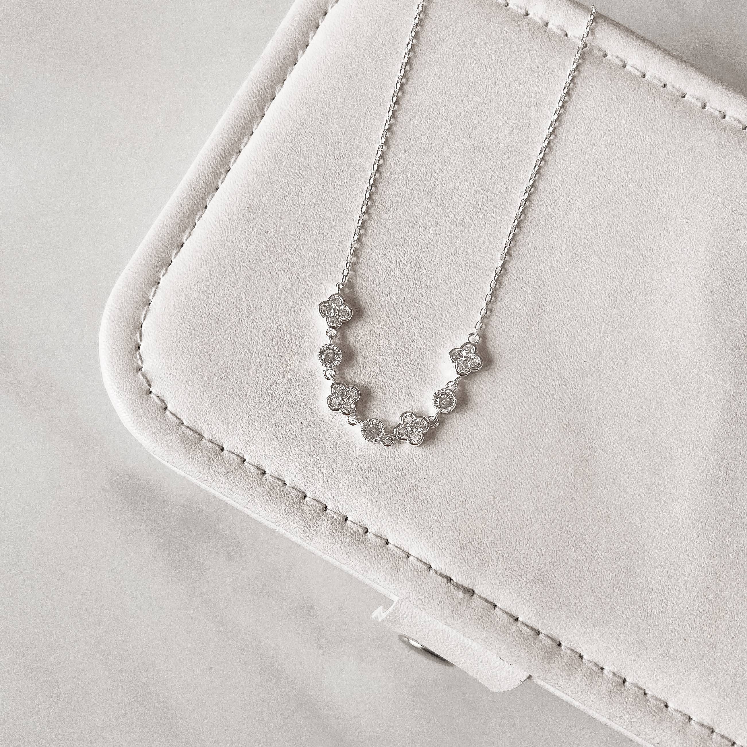 Imagem Colar entremeios trevo cravejado e zircônia corrente cadeado 40+5cm