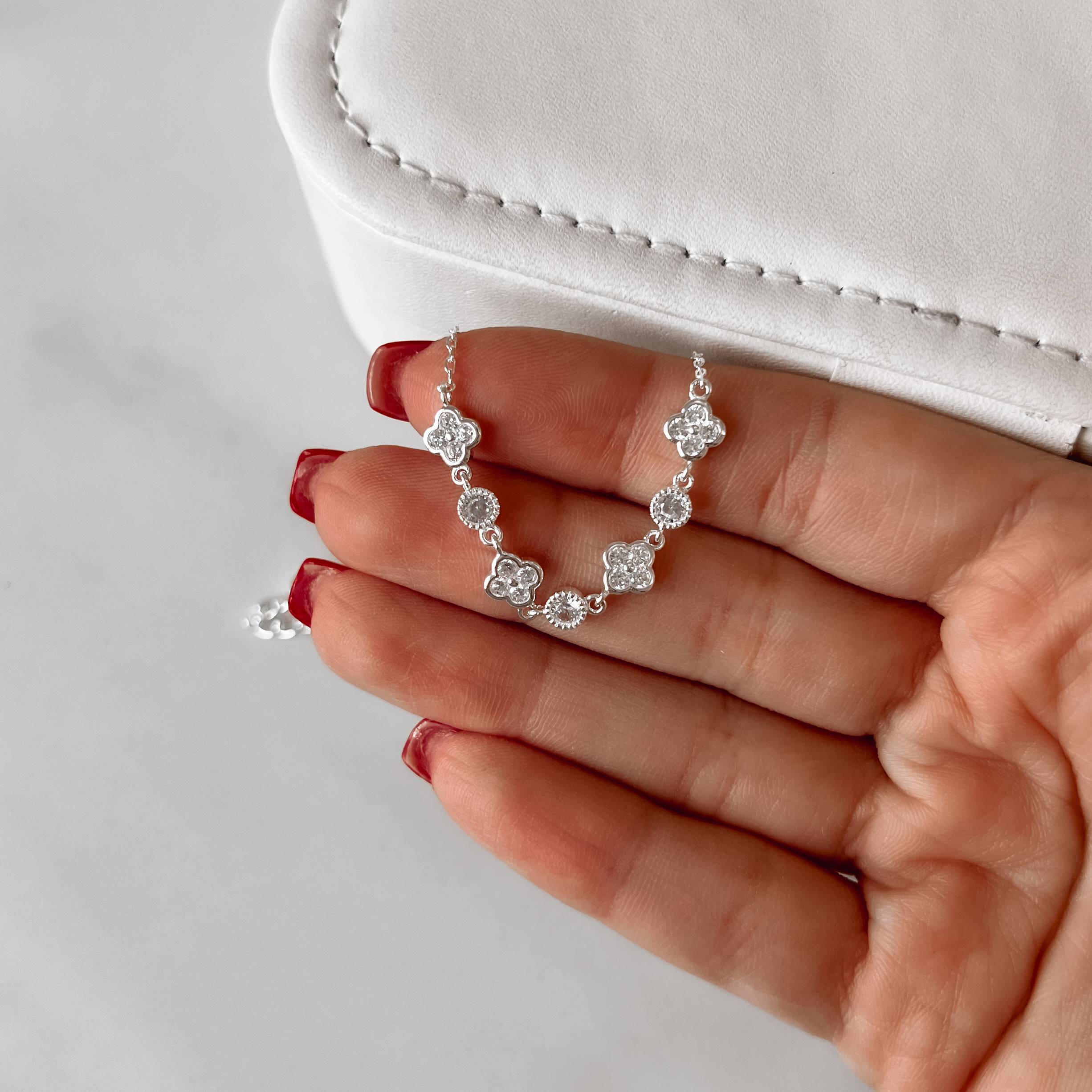 Imagem Secundária Colar entremeios trevo cravejado e zircônia corrente cadeado 40+5cm