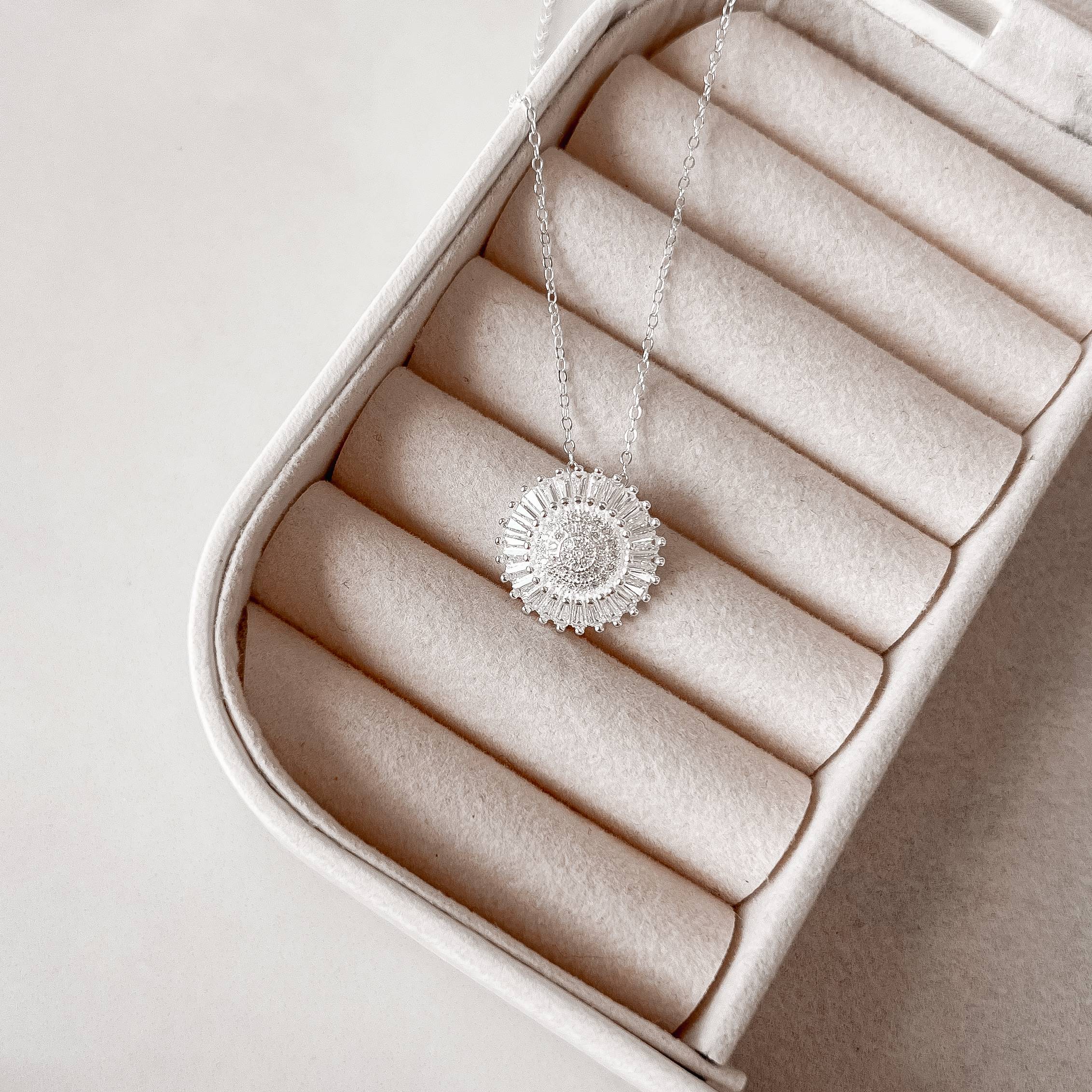 Imagem Colar pingente flor cravejada trabalhada 17mm corrente cadeado 40+5cm