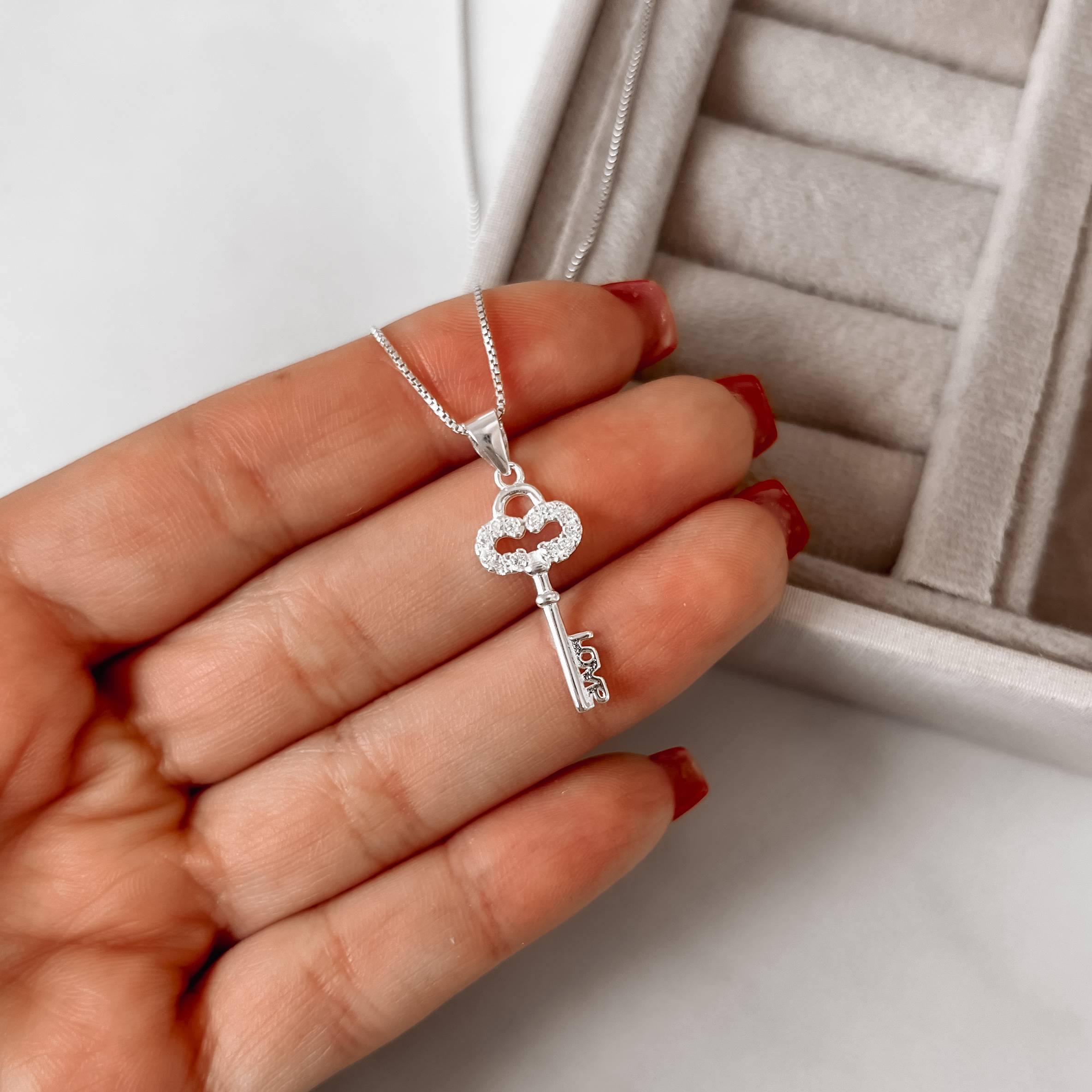 Imagem Colar pingente chave cravejada escrito love 21mm 45cm