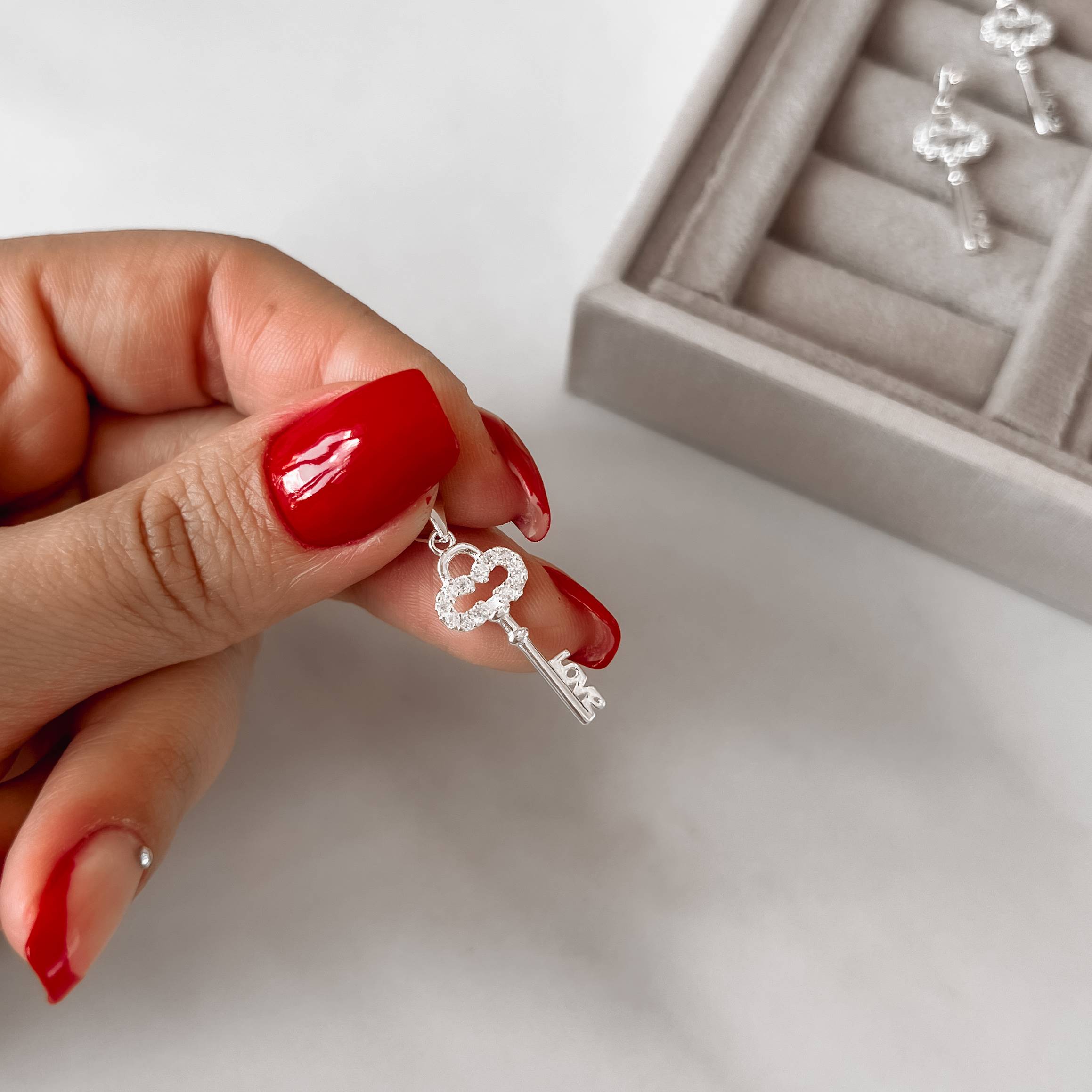 Imagem Secundária Pingente chave cravejada escrito love 21mm