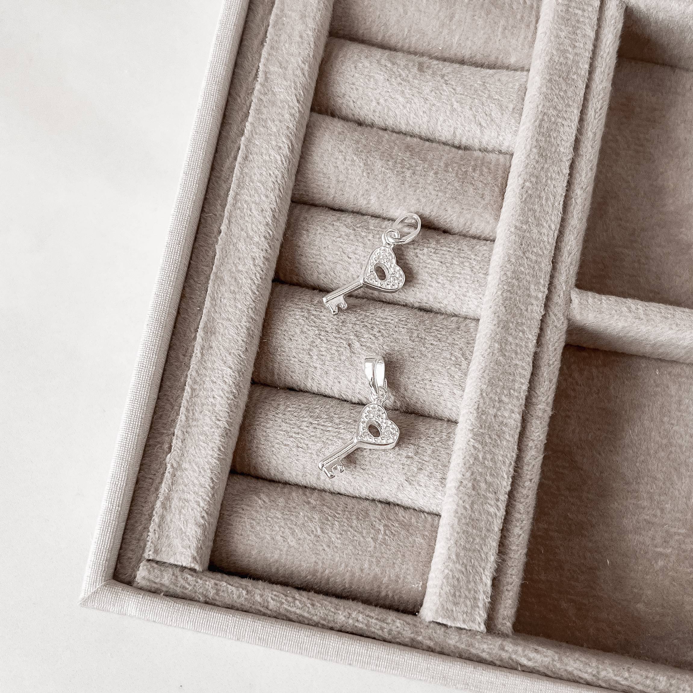 Imagem Secundária Pingente chave cravejada 14mm