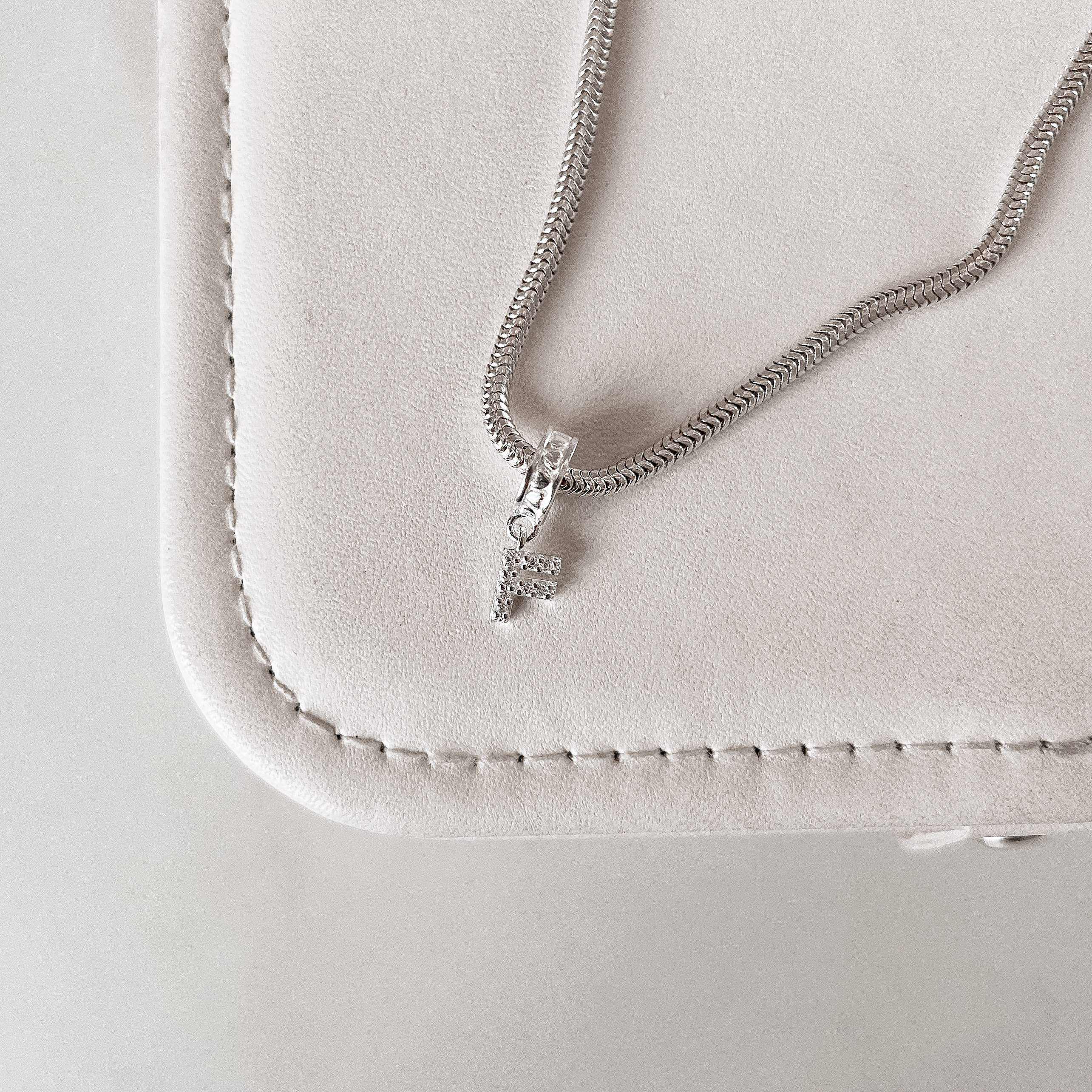 Imagem Secundária Berloque pingente letra F cravejada 6mm elo corações