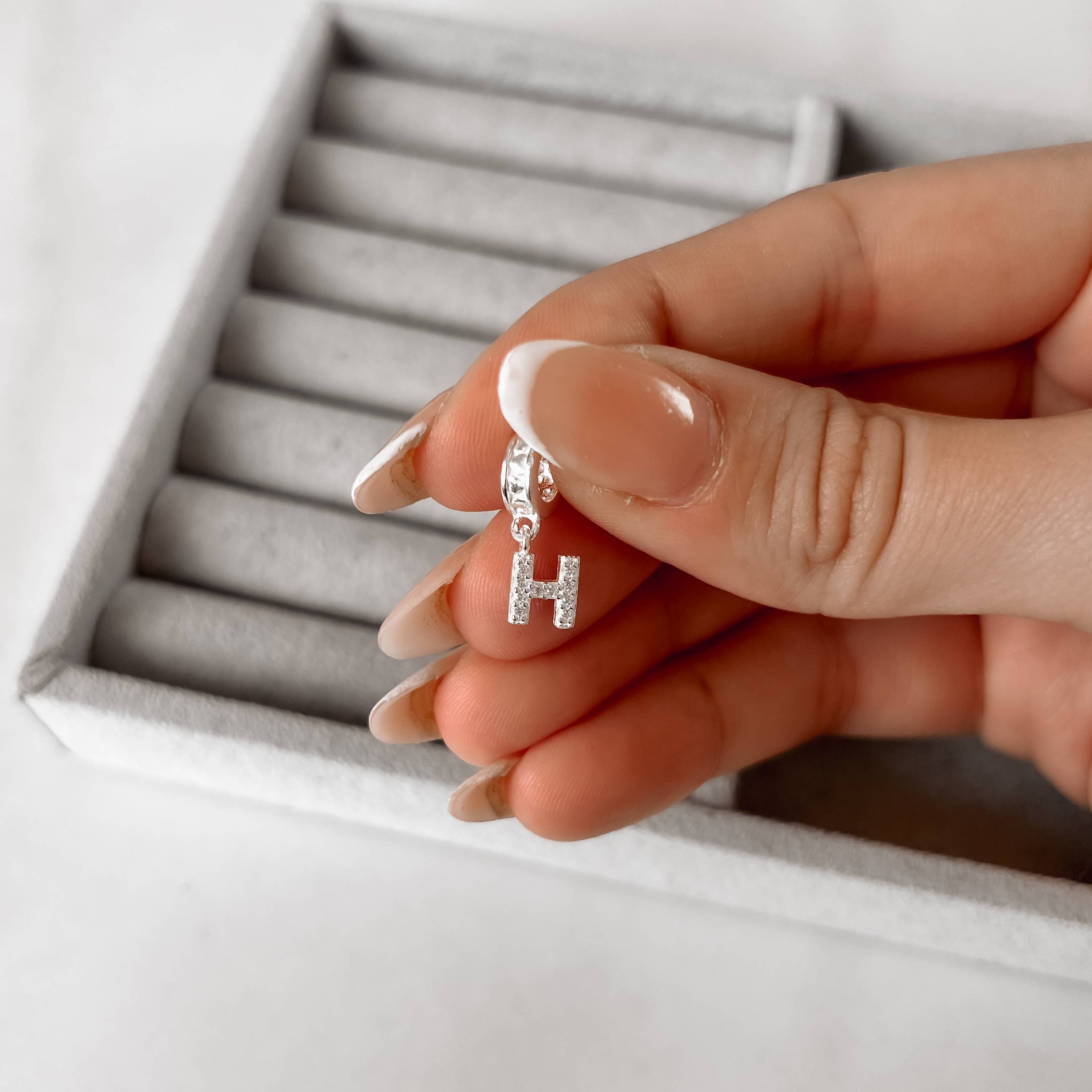 Imagem Secundária Berloque pingente letra H cravejada 6mm elo corações