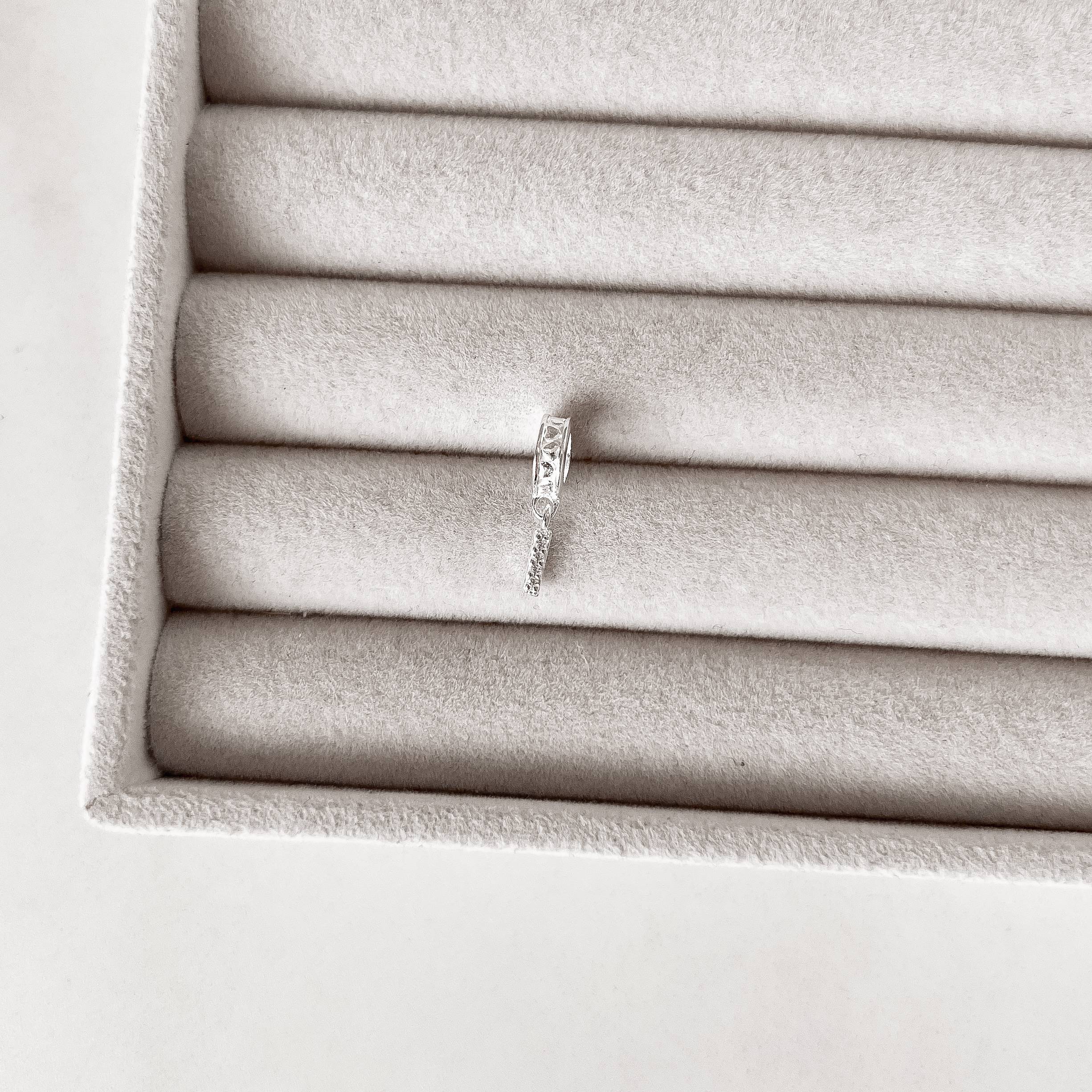 Imagem Secundária Berloque pingente letra I cravejada 6mm elo corações