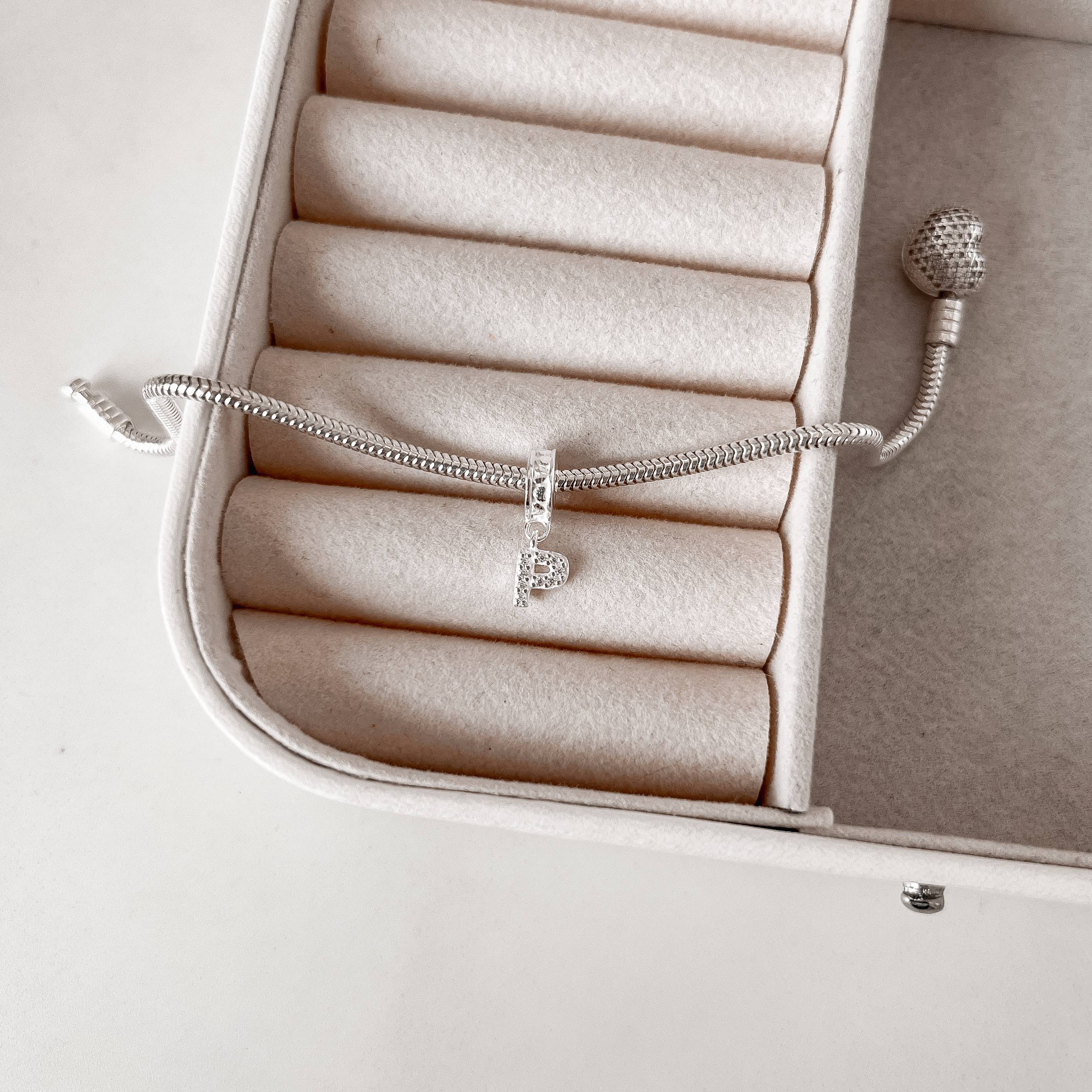 Berloque pingente letra P cravejada 6mm elo corações