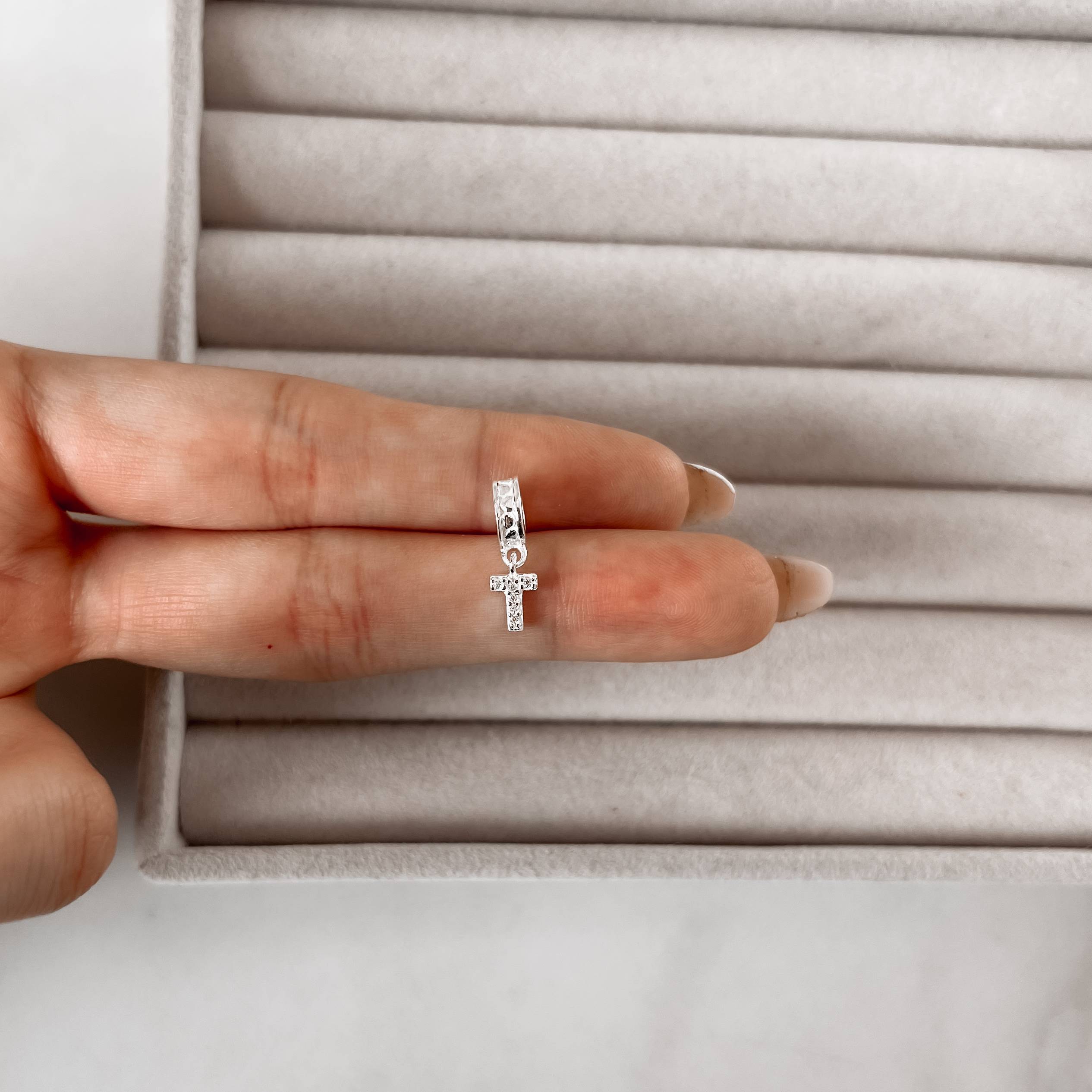 Imagem Secundária Berloque pingente letra T cravejada 6mm elo corações