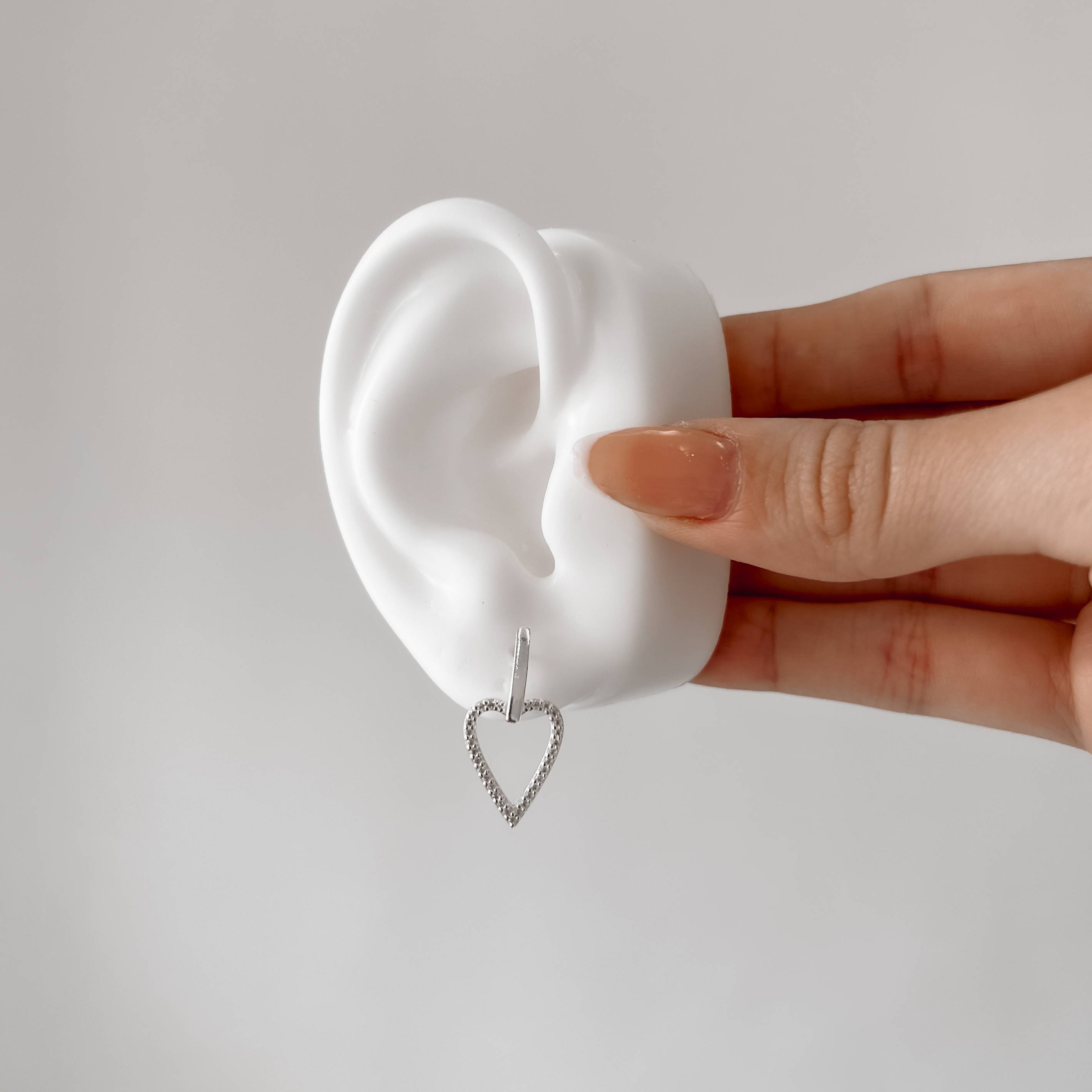 Imagem Brinco base com pingente coração vazado cravejado 17mm