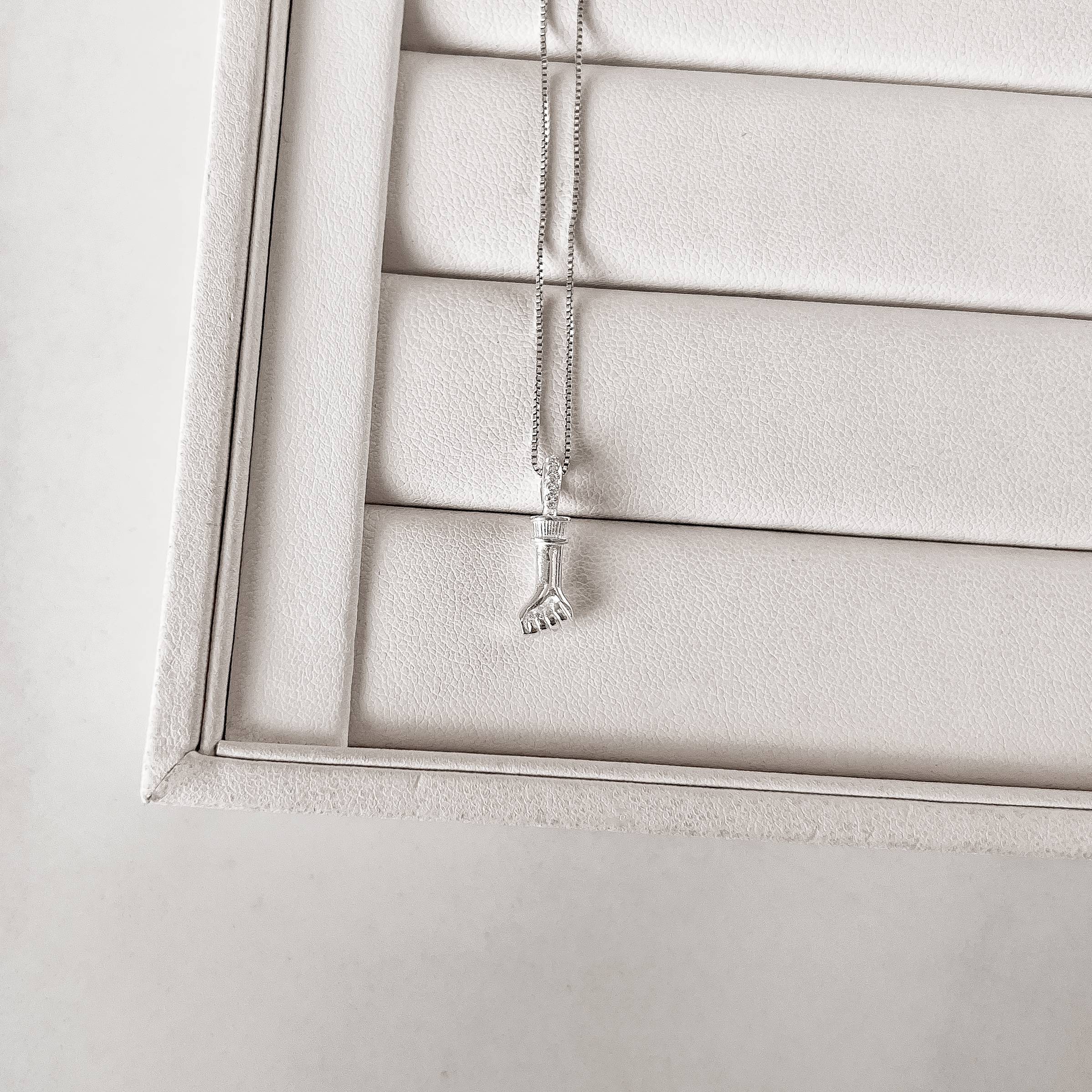 Colar pingente punho cerrado 13mm elo cravejado 45cm