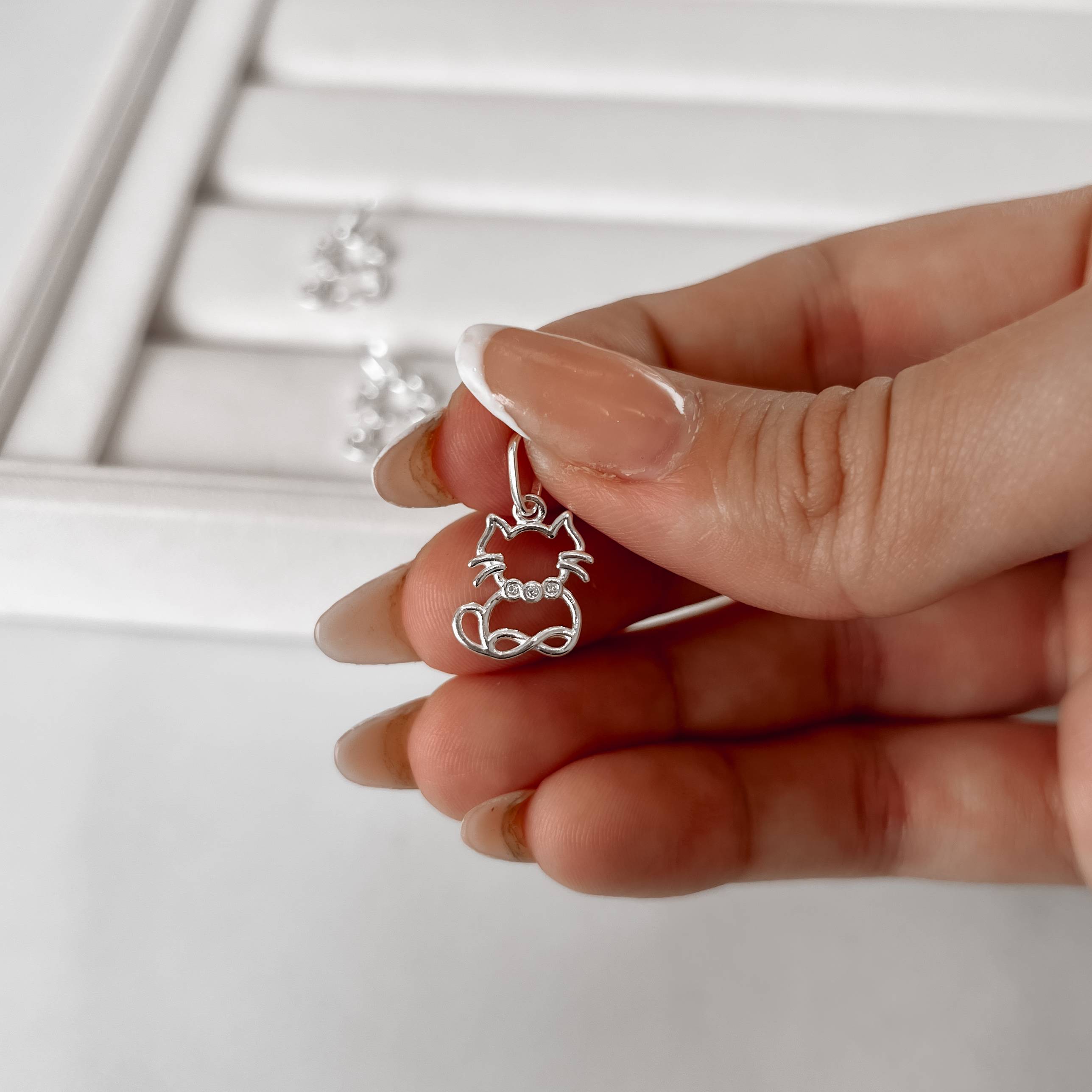 Imagem Secundária Pingente gato vazado com zircônias 13mm