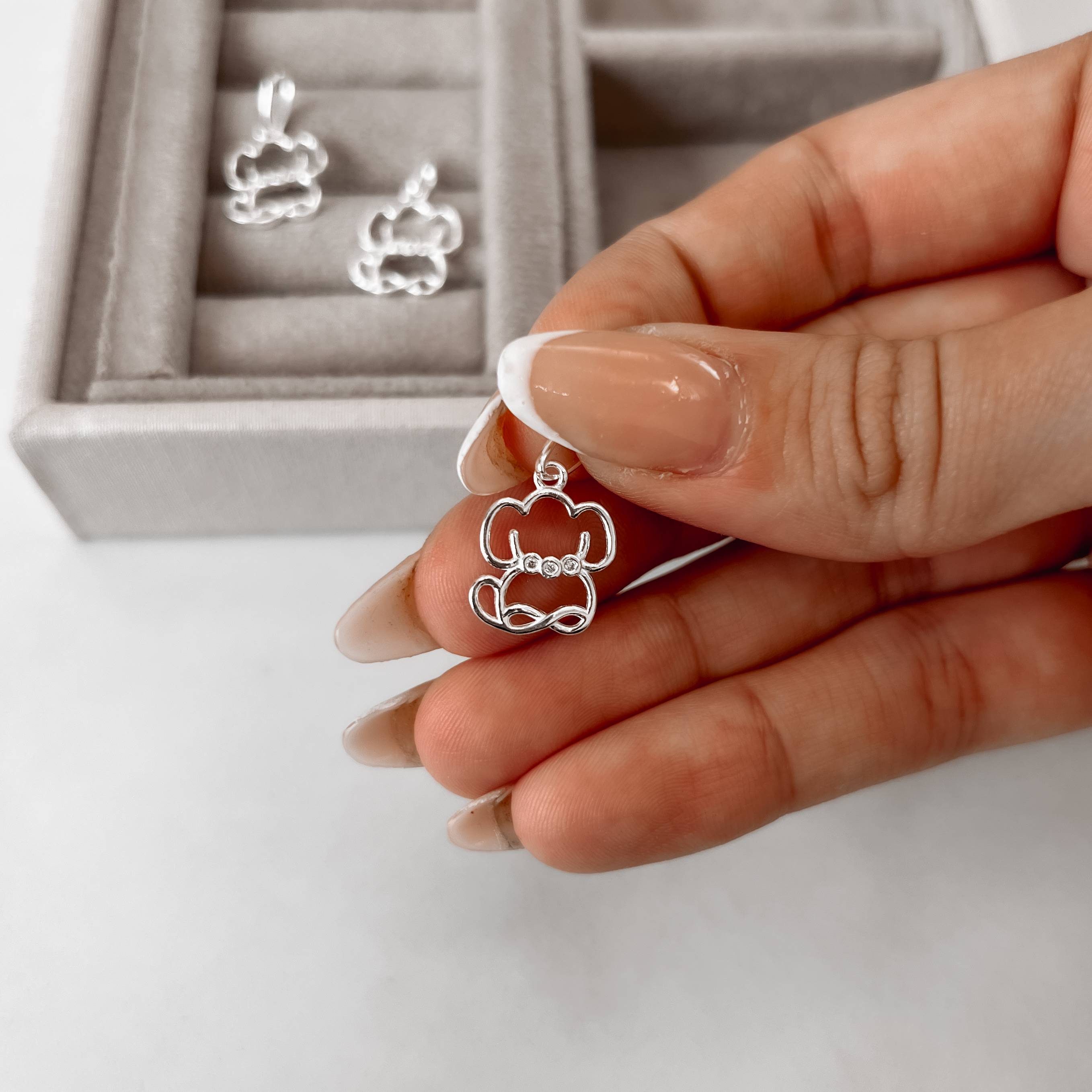 Imagem Secundária Pingente cachorro vazado com zircônias 12mm