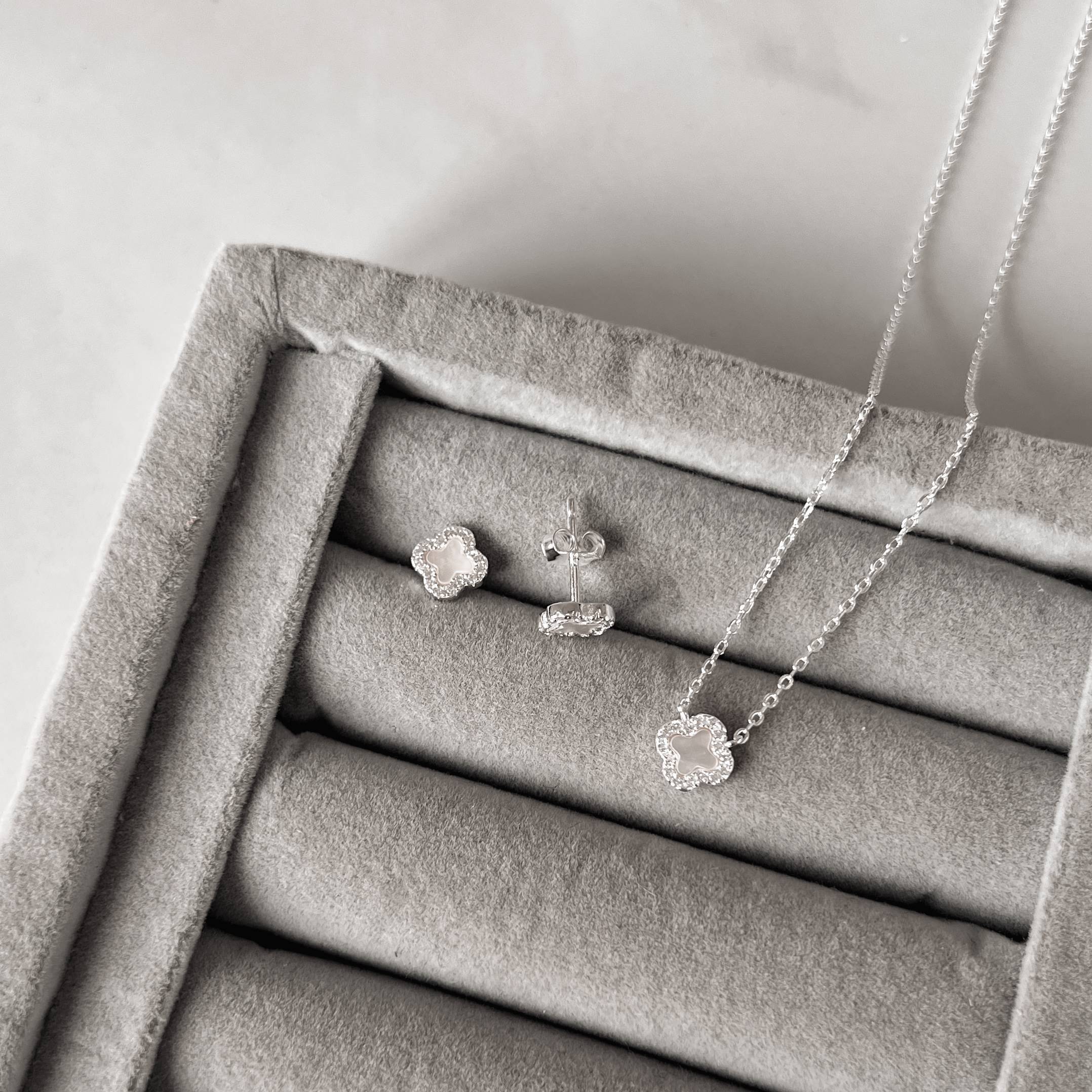 Imagem Conjunto brinco e colar trevo madrepérola com cravejado 7mm 40cm com extensor