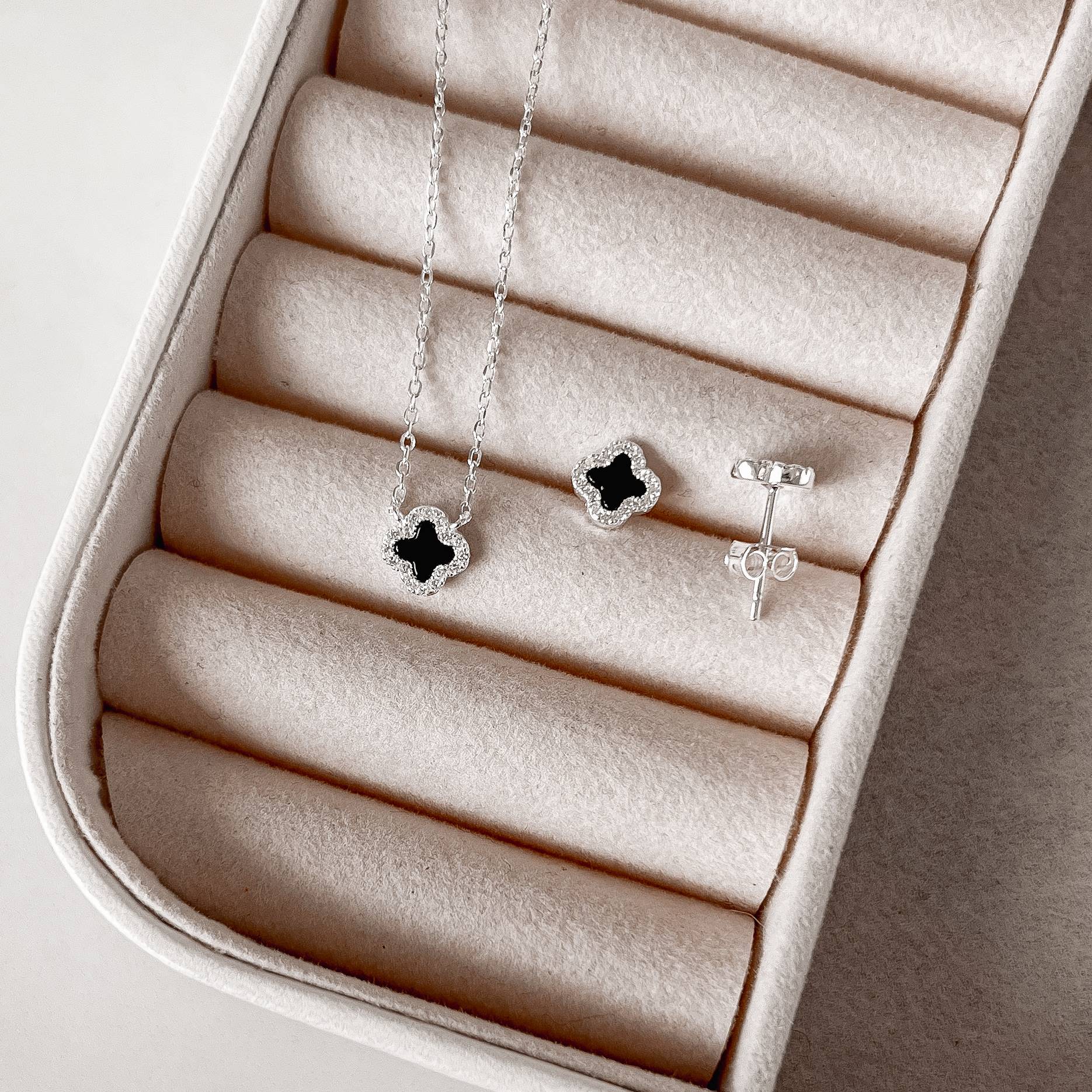 Imagem Conjunto brinco e colar trevo ônix com cravejado 7mm 40cm com extensor