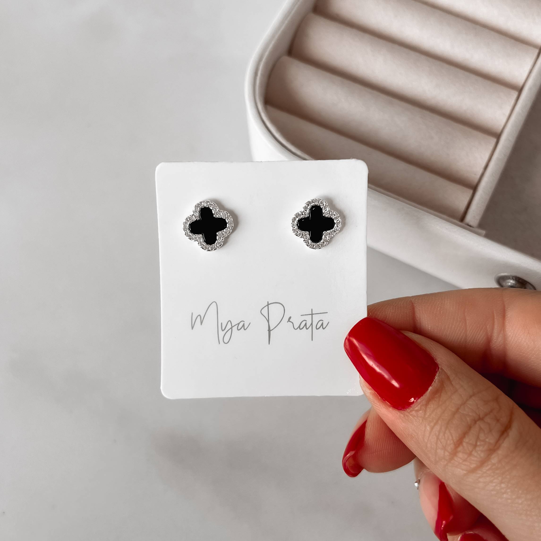 Brinco trevo ônix cravejado 10mm