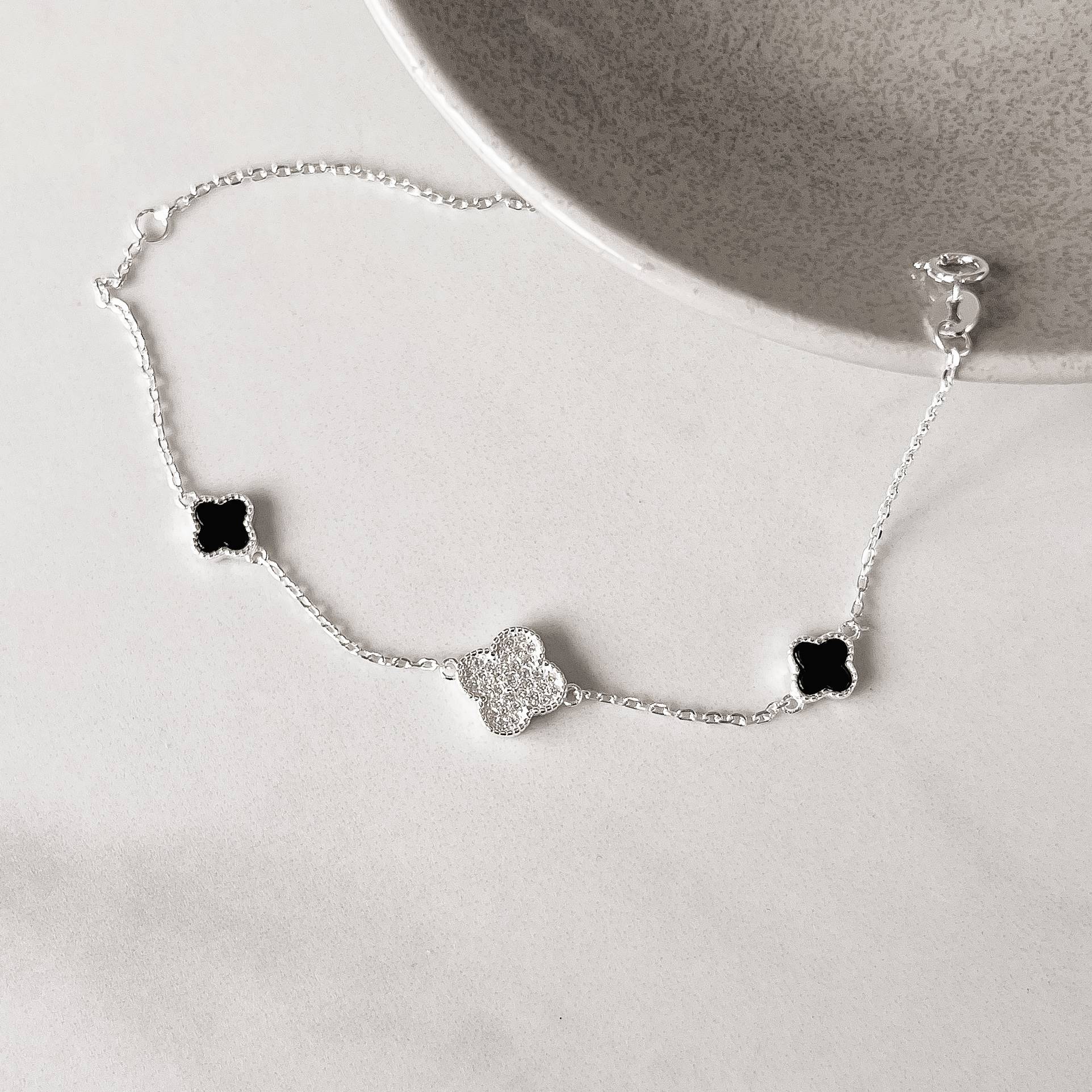 Imagem Pulseira entremeios trevos ônix 7mm e cravejado 10mm