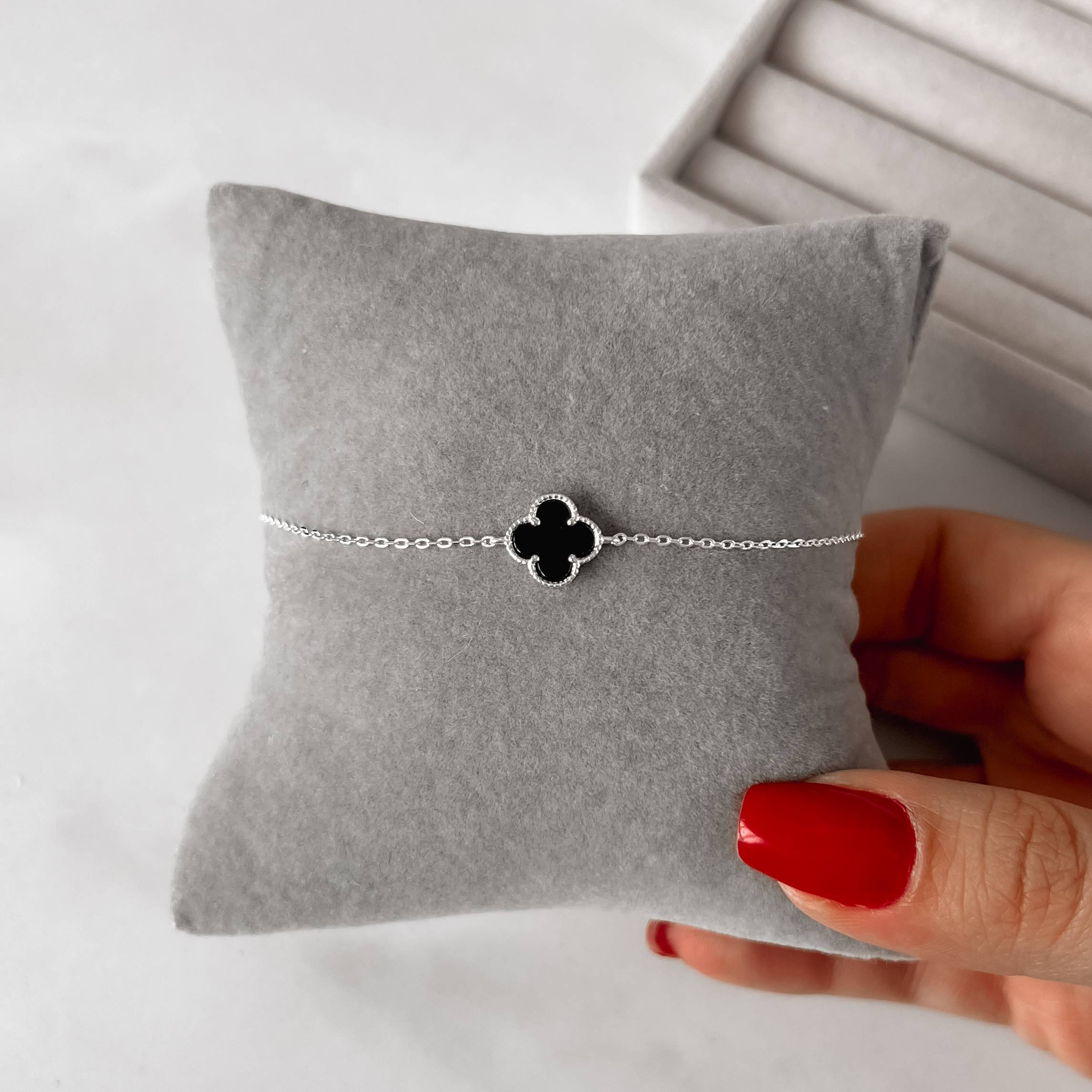 Pulseira entremeio trevo ônix 10mm com bolinhas