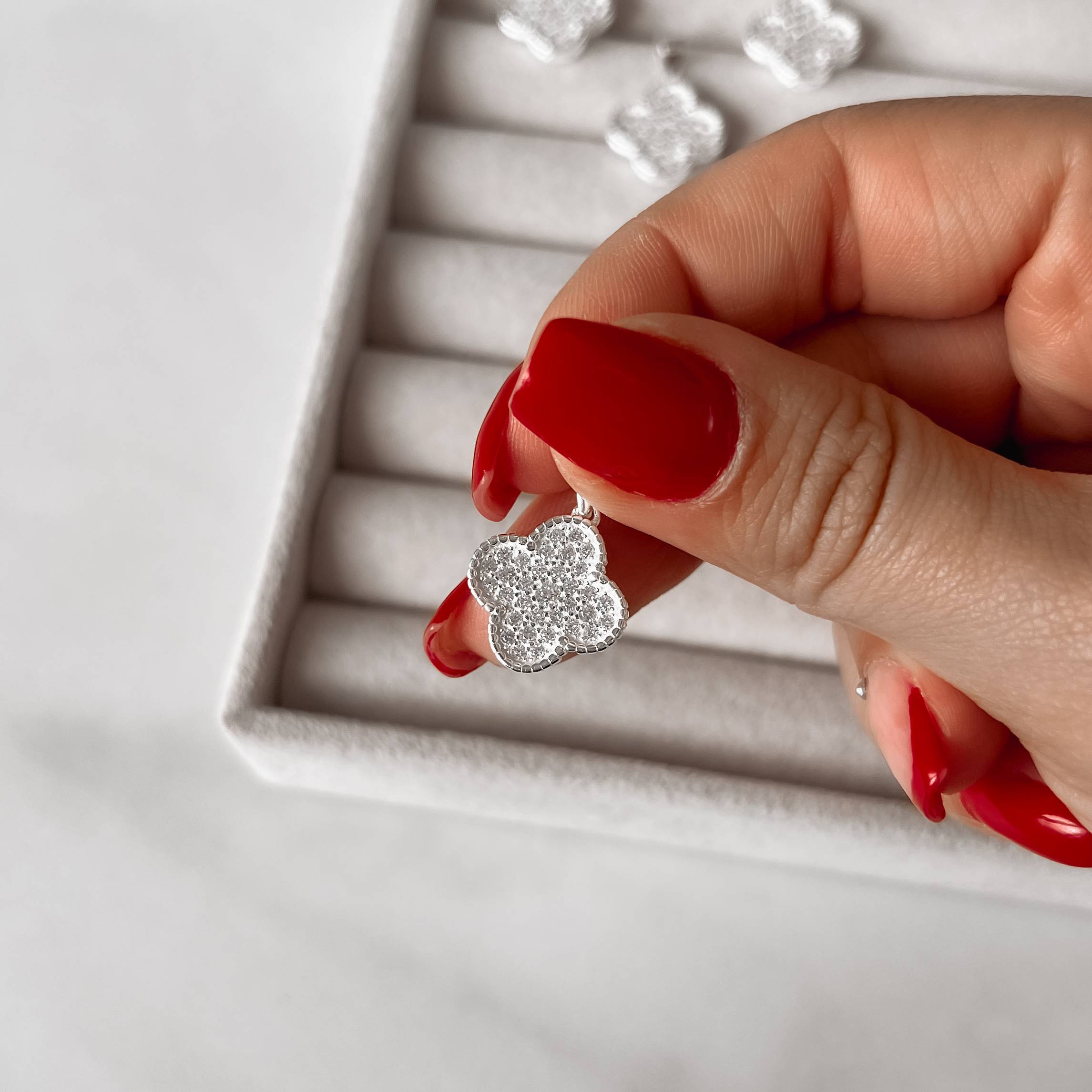 Imagem Secundária Pingente trevo cravejado 15mm