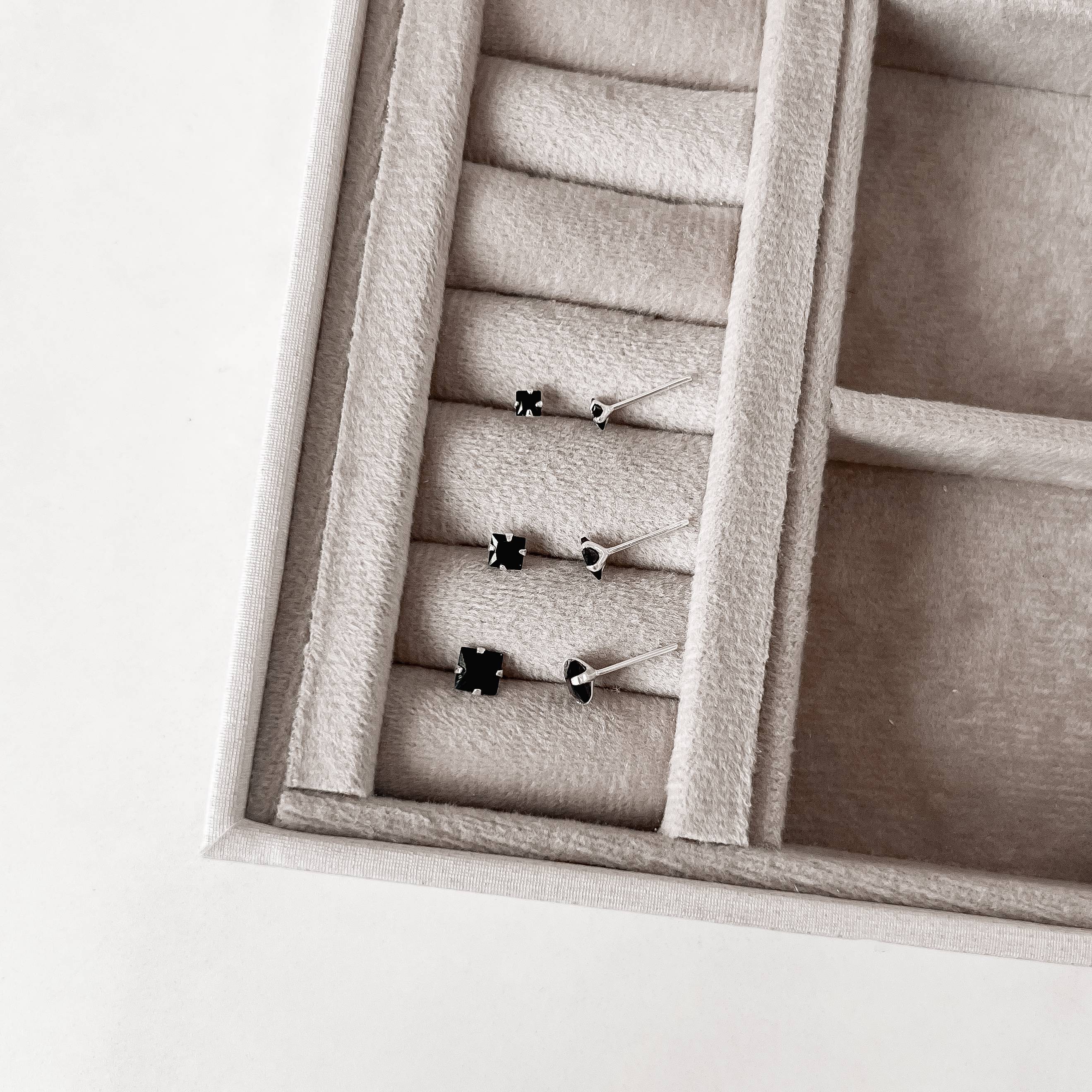 Imagem Secundária Trio zircônias quadradas 3, 4 e 5mm ônix