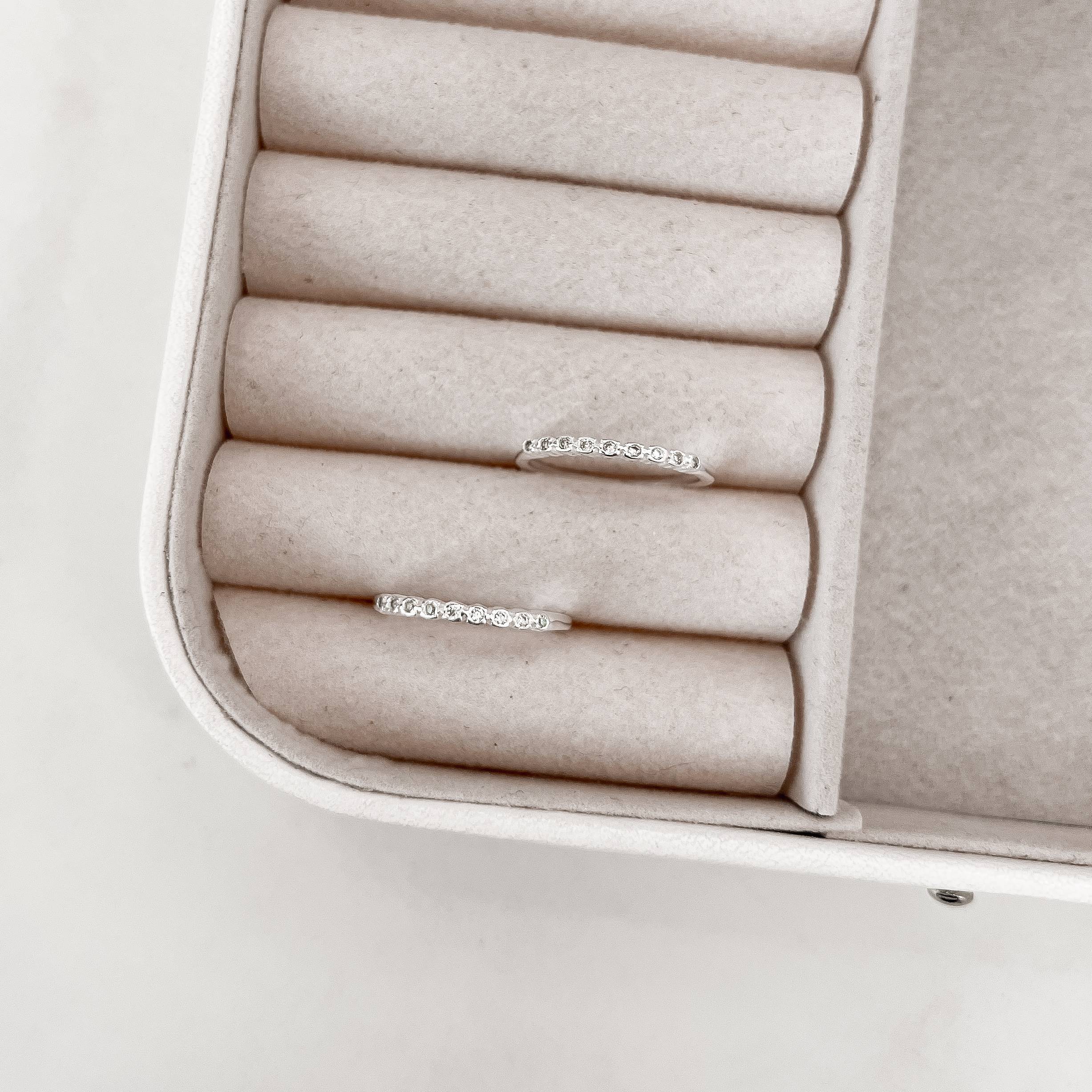 Anel meia aliança círculos cravejados cristal