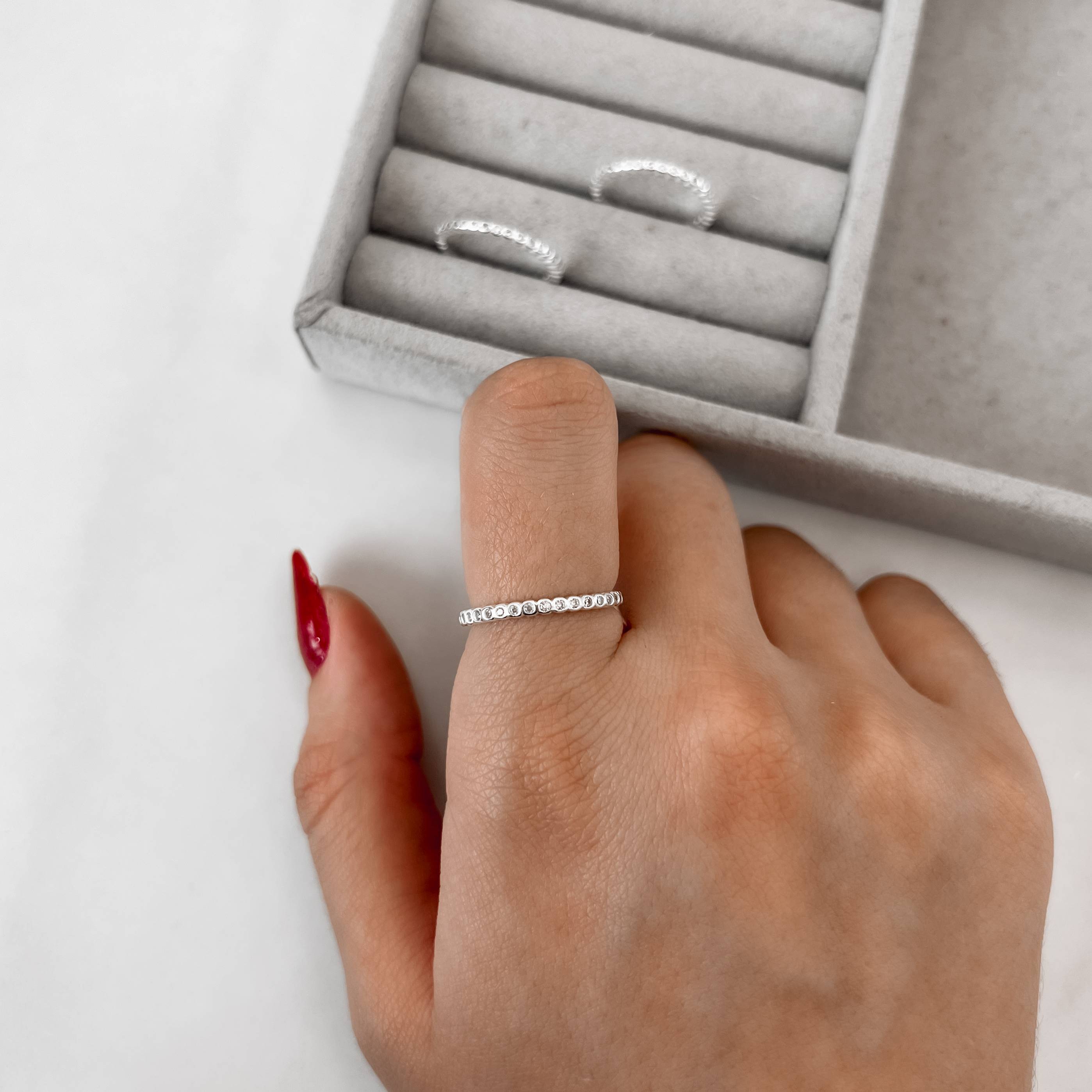 Imagem Secundária Anel meia aliança círculos cravejados 