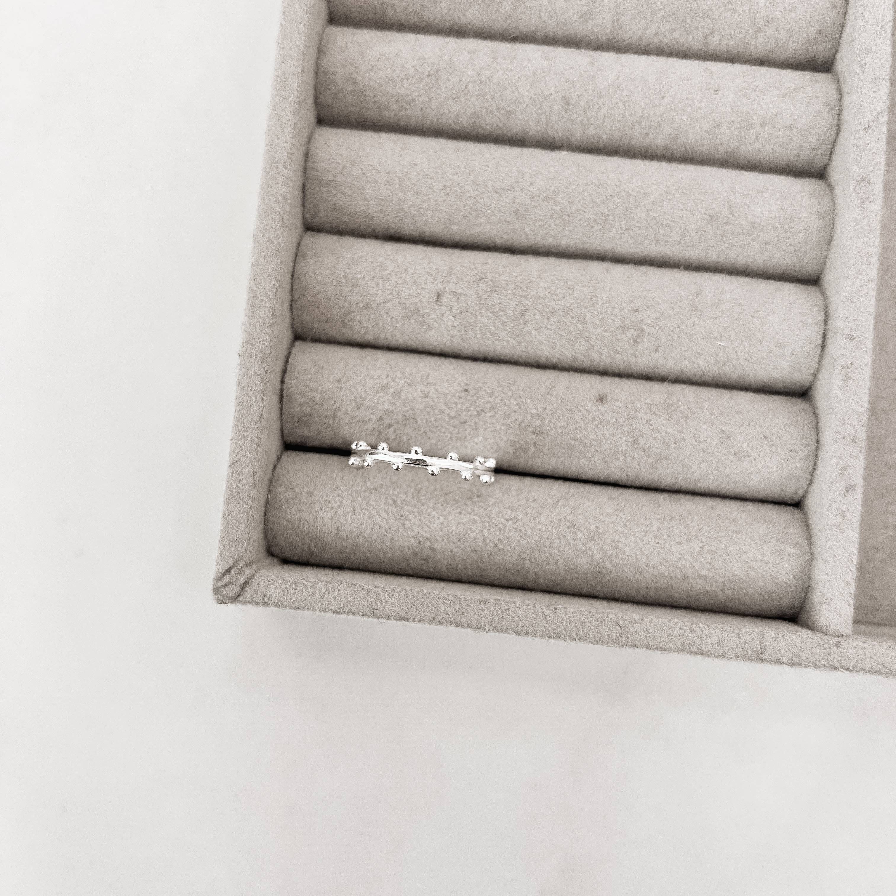 Anel detalhe bolinhas