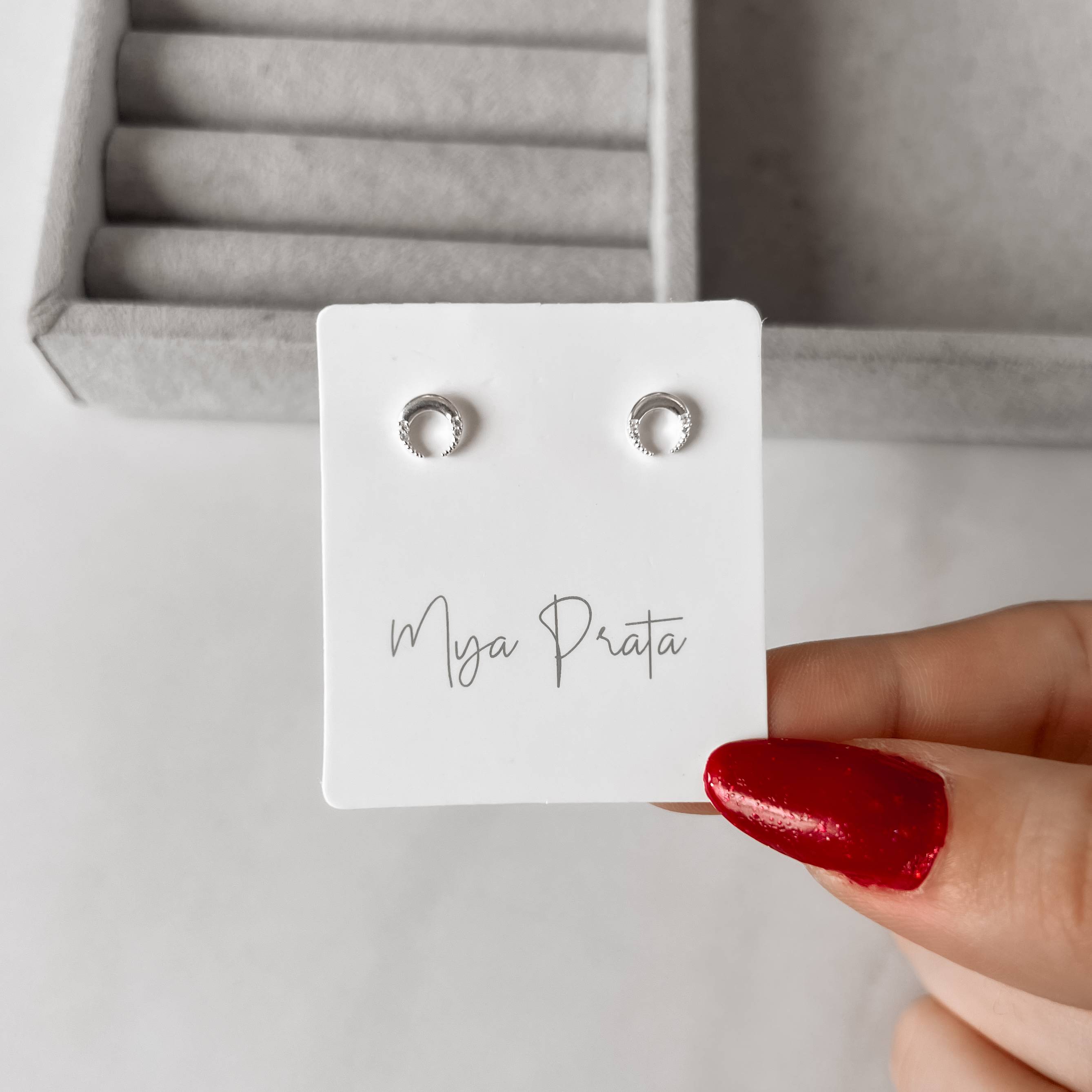 Brinco lua invertida ponta cravejada 6mm