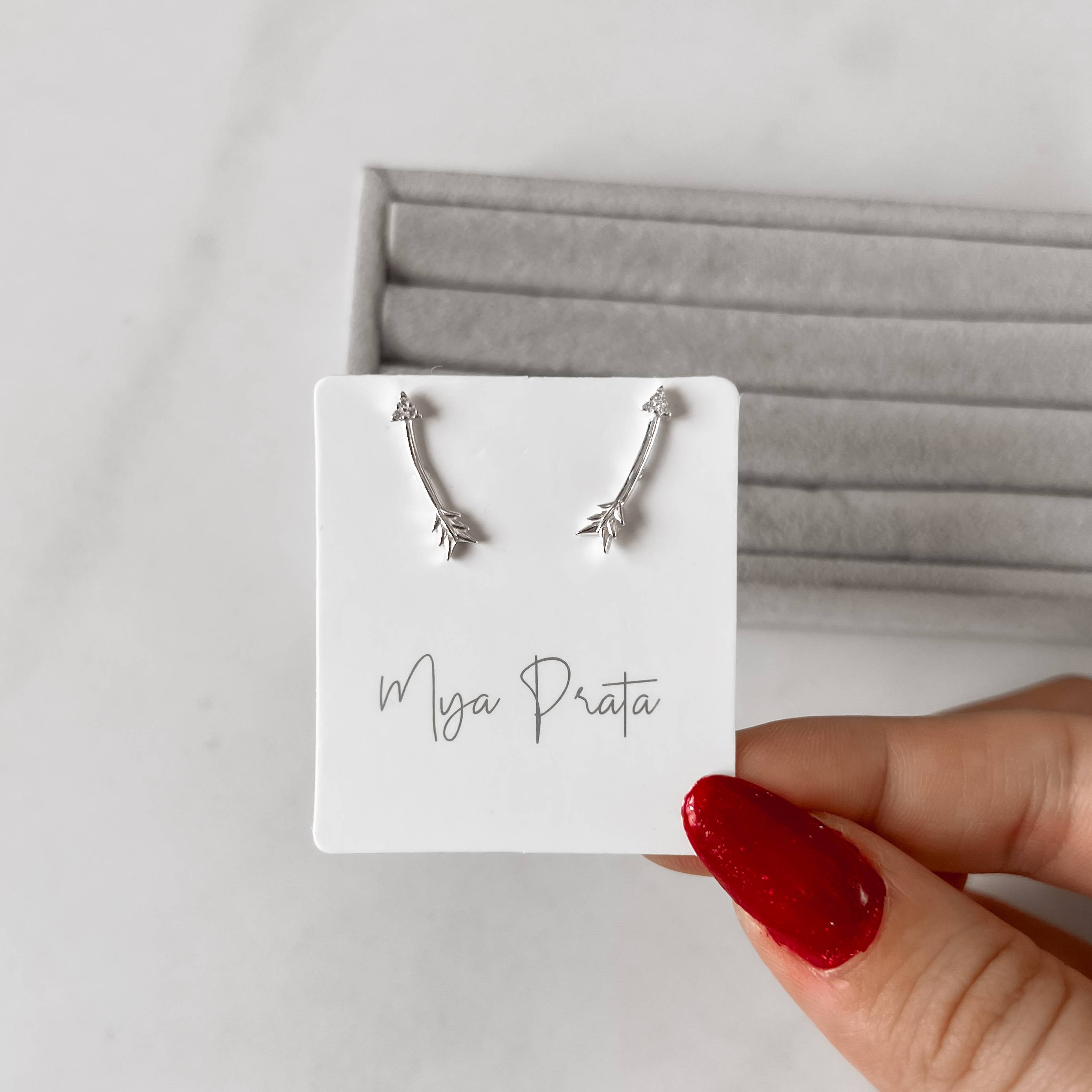 Brinco flecha detalhe cravejado 17mm